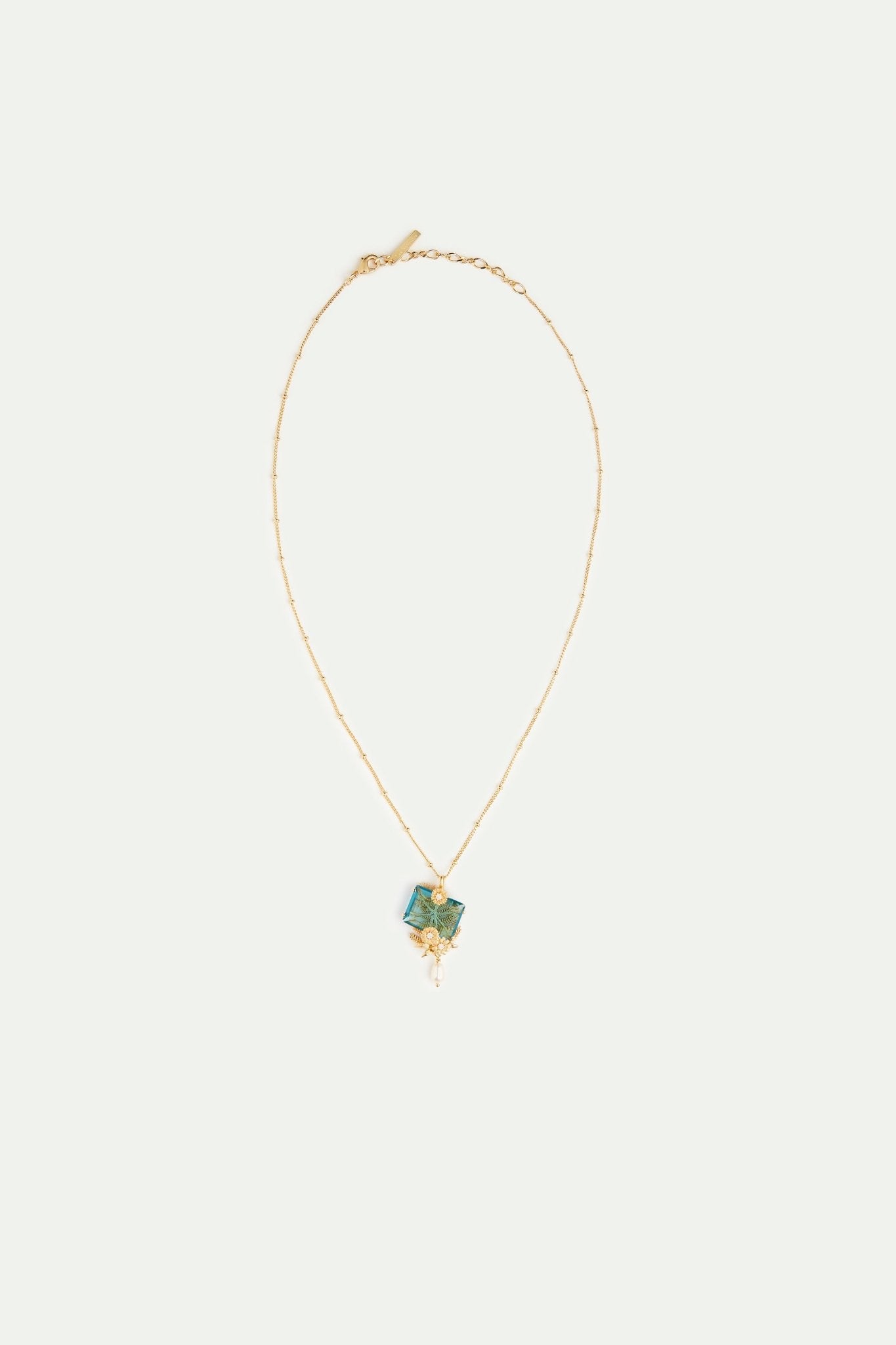 Blue cut stone, golden flowers and cultured pearl pendant necklace | AVNF3081 - Les Nereides