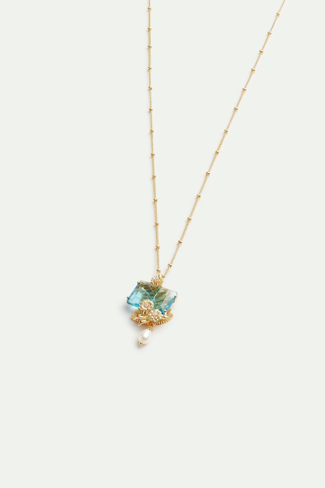 Blue cut stone, golden flowers and cultured pearl pendant necklace | AVNF3081 - Les Nereides