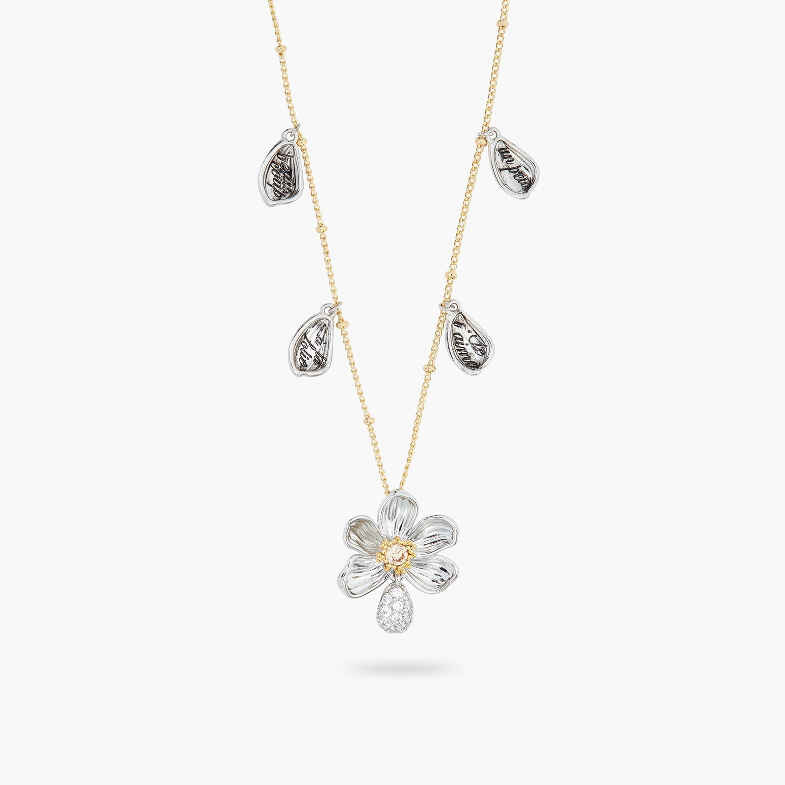 Daisy And Engraved Petal Pendant Necklace | ASAM3021 - Les Nereides