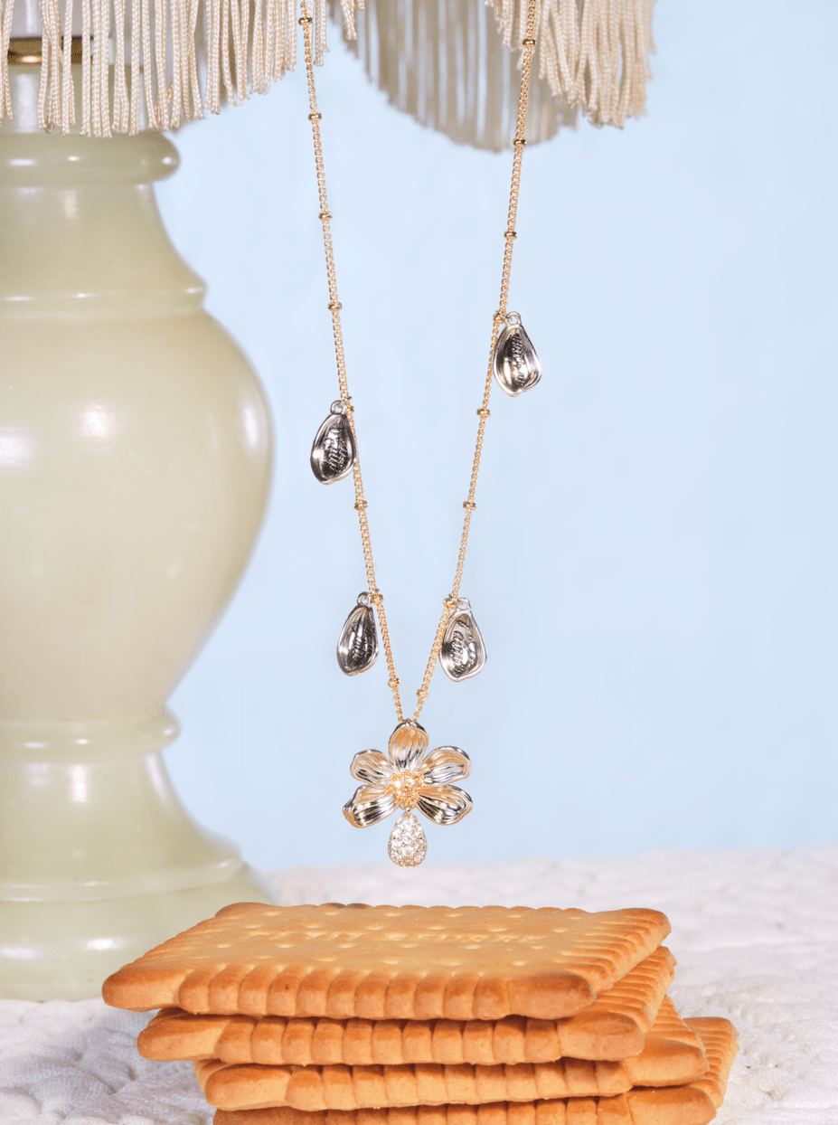 Daisy And Engraved Petal Pendant Necklace | ASAM3021 - Les Nereides