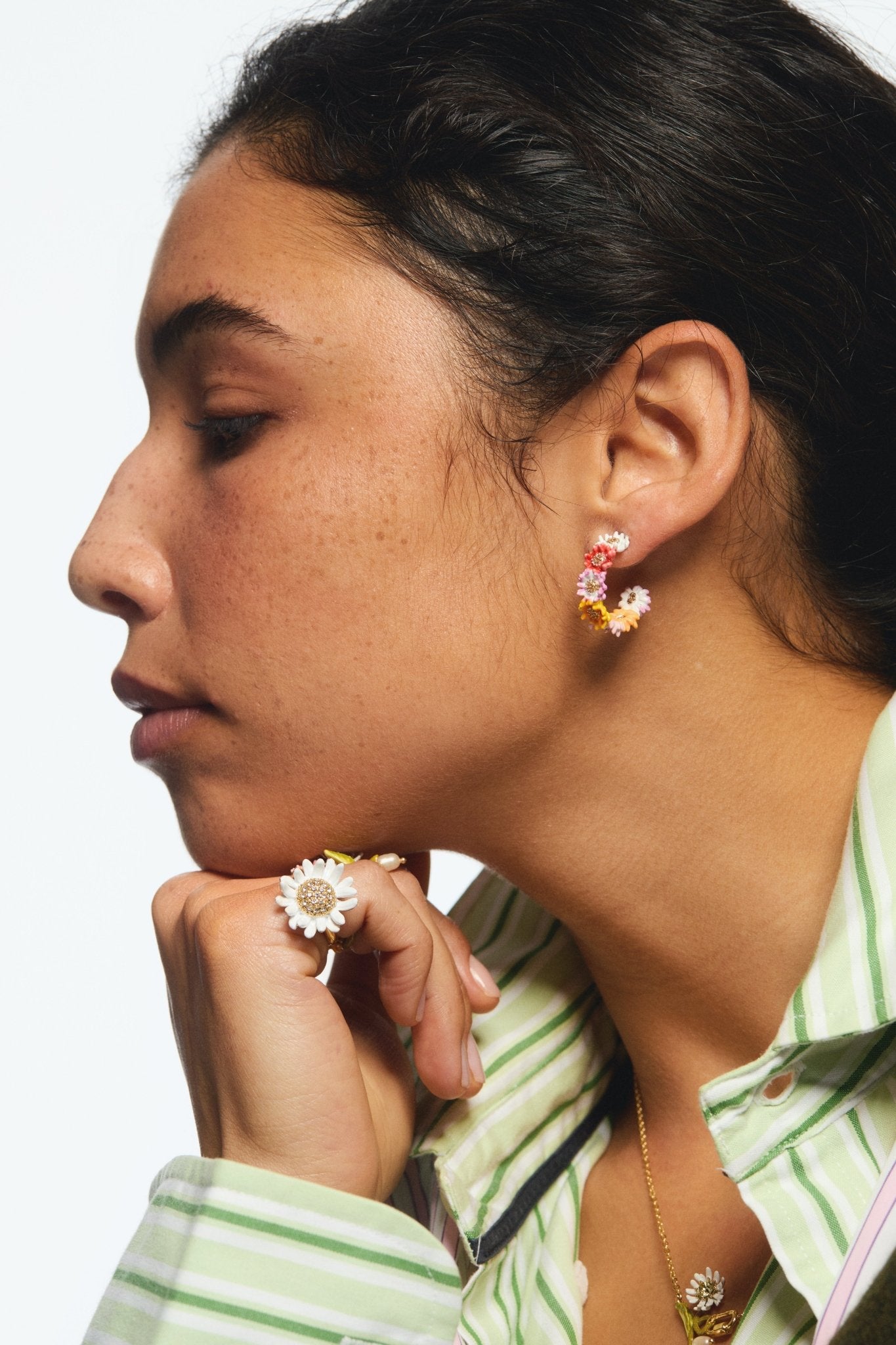 Daisy and zinnia crown hoop earrings | AVFR1041 - Les Nereides
