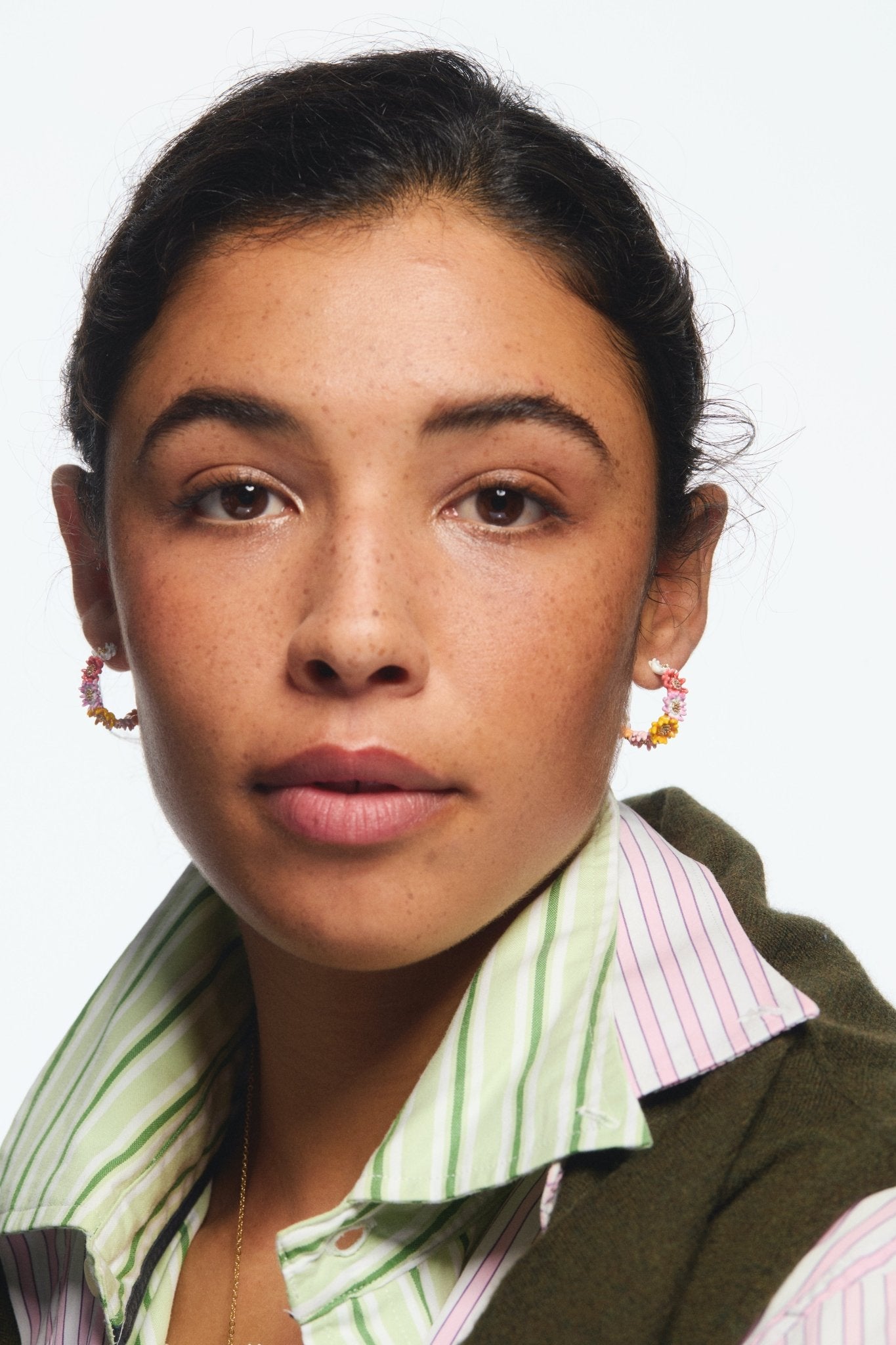 Daisy and zinnia crown hoop earrings | AVFR1041 - Les Nereides