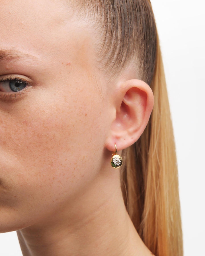 Daisy Flower Sleeper Earrings | AUPS1011 - Les Nereides