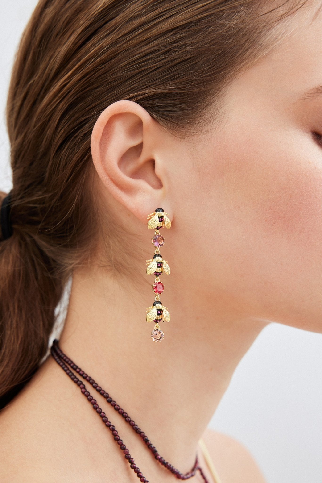 Dangle Earrings With Gold Bees And Pink Round Stones | AXAM1041 - Les Nereides