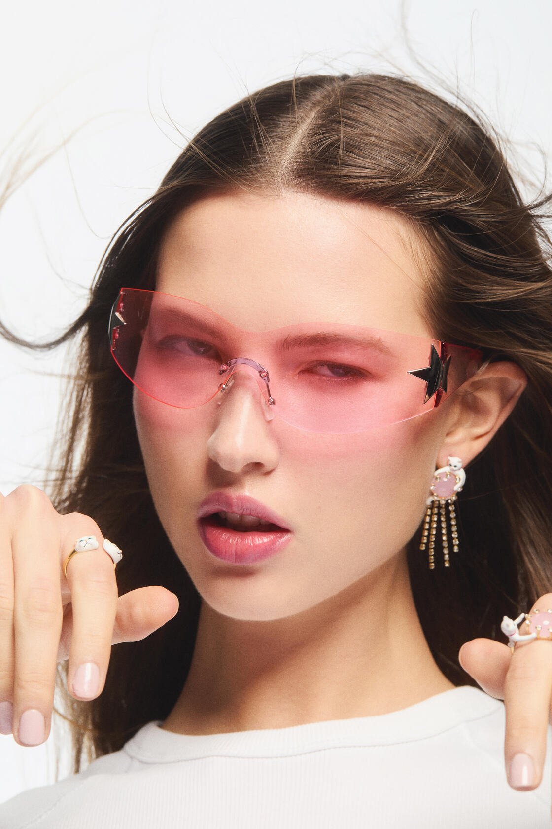 Dangle post earrings with white cat, pink round stone, and rhinestone chain. | AVLA1061 - Les Nereides