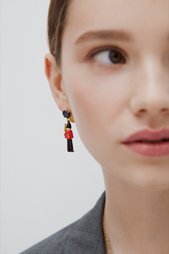 Earrings With Black And Red King'S Guards And Black Faceted Glass | AWWI1101 - Les Nereides