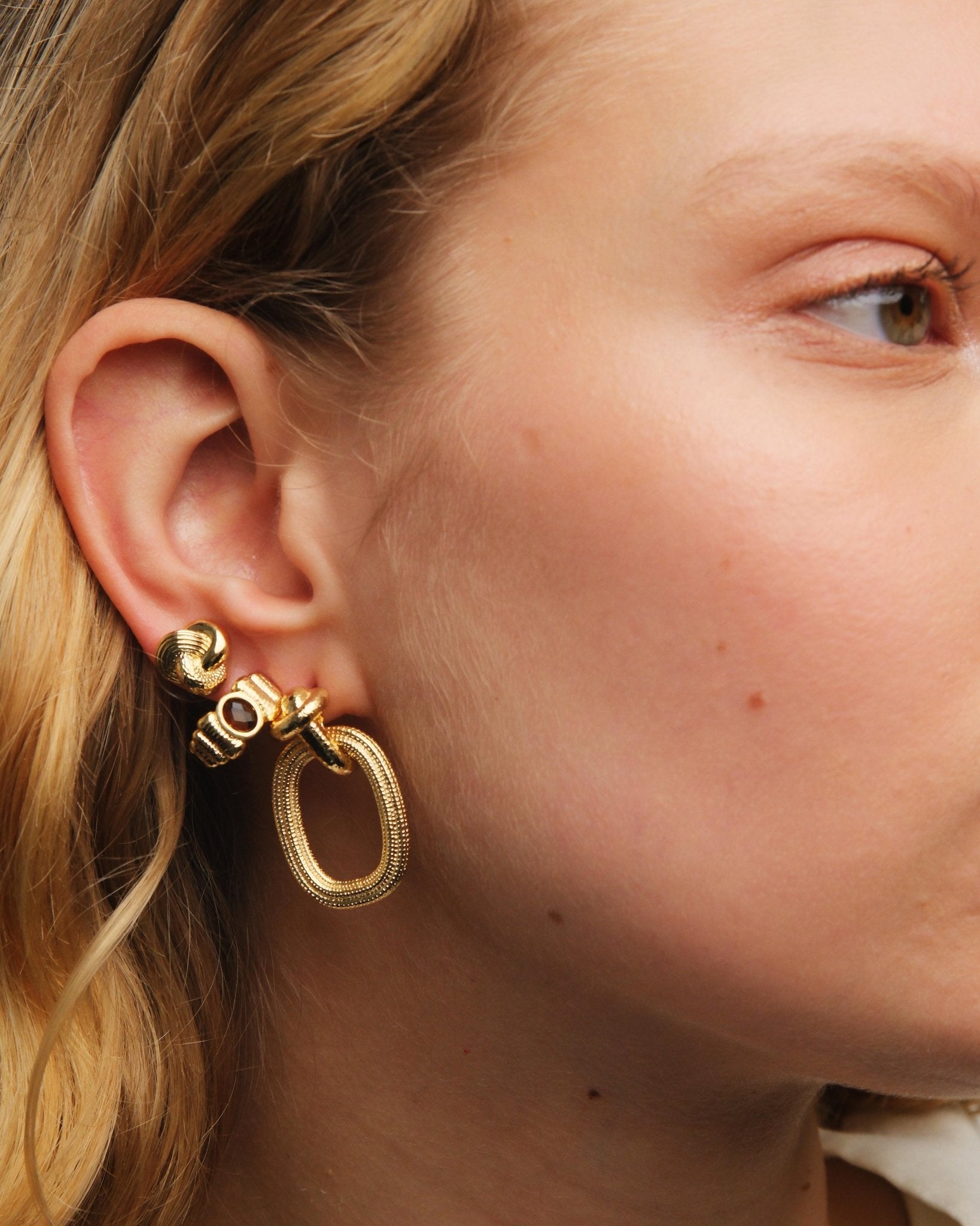 Gold And Wavy Hoop Earrings | AUNB1021 - Les Nereides