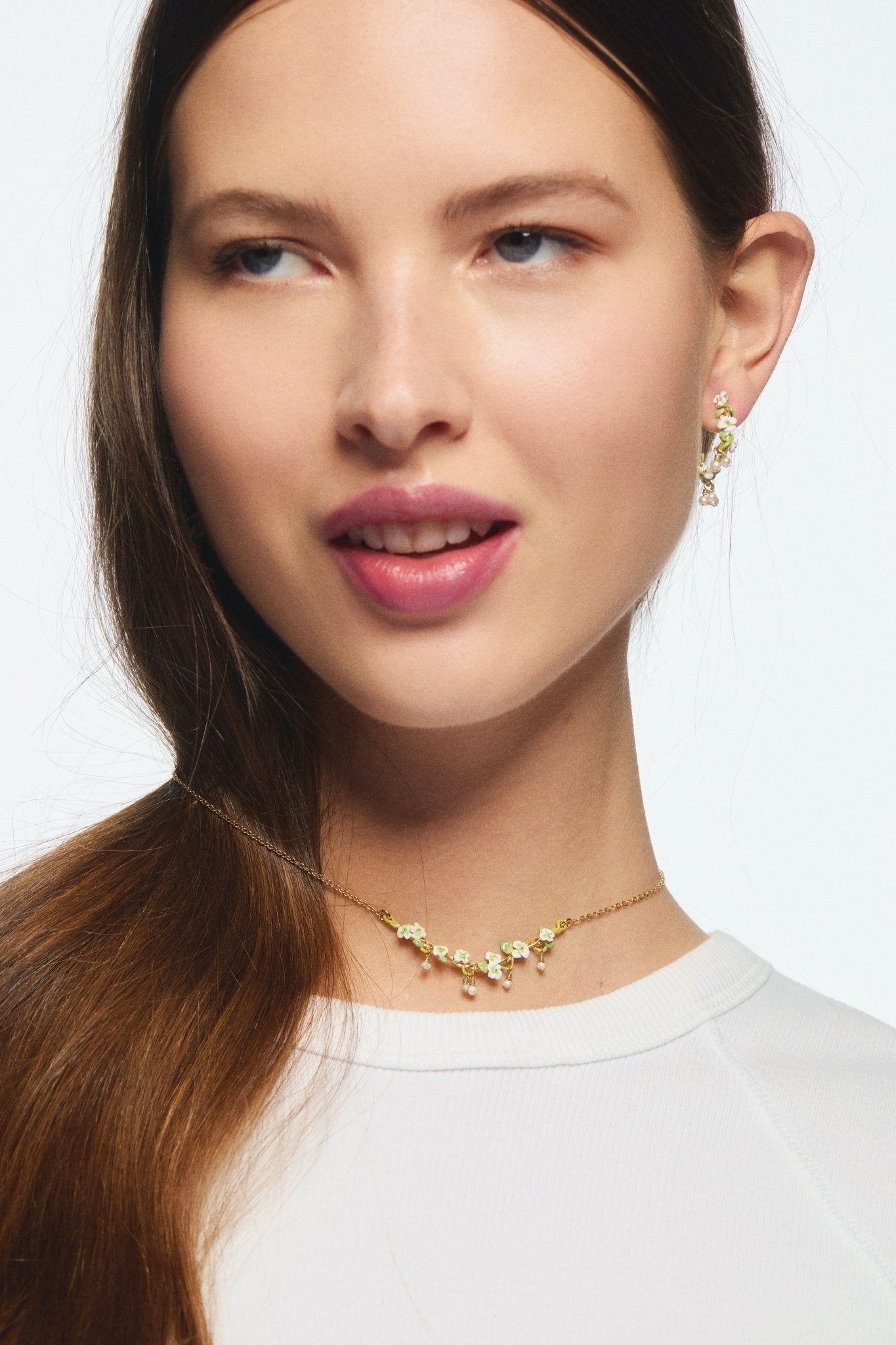 Gold - plated hoop earrings, white roses and mother of pearl beads | AVJH1041 - Les Nereides
