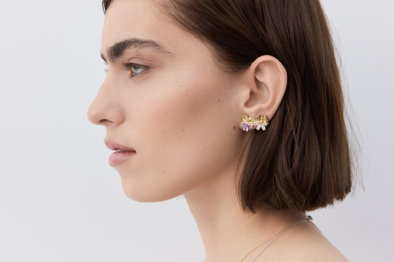 Gold Post Earrings With Daisies and White Stones | AYNF1031 - Les Nereides
