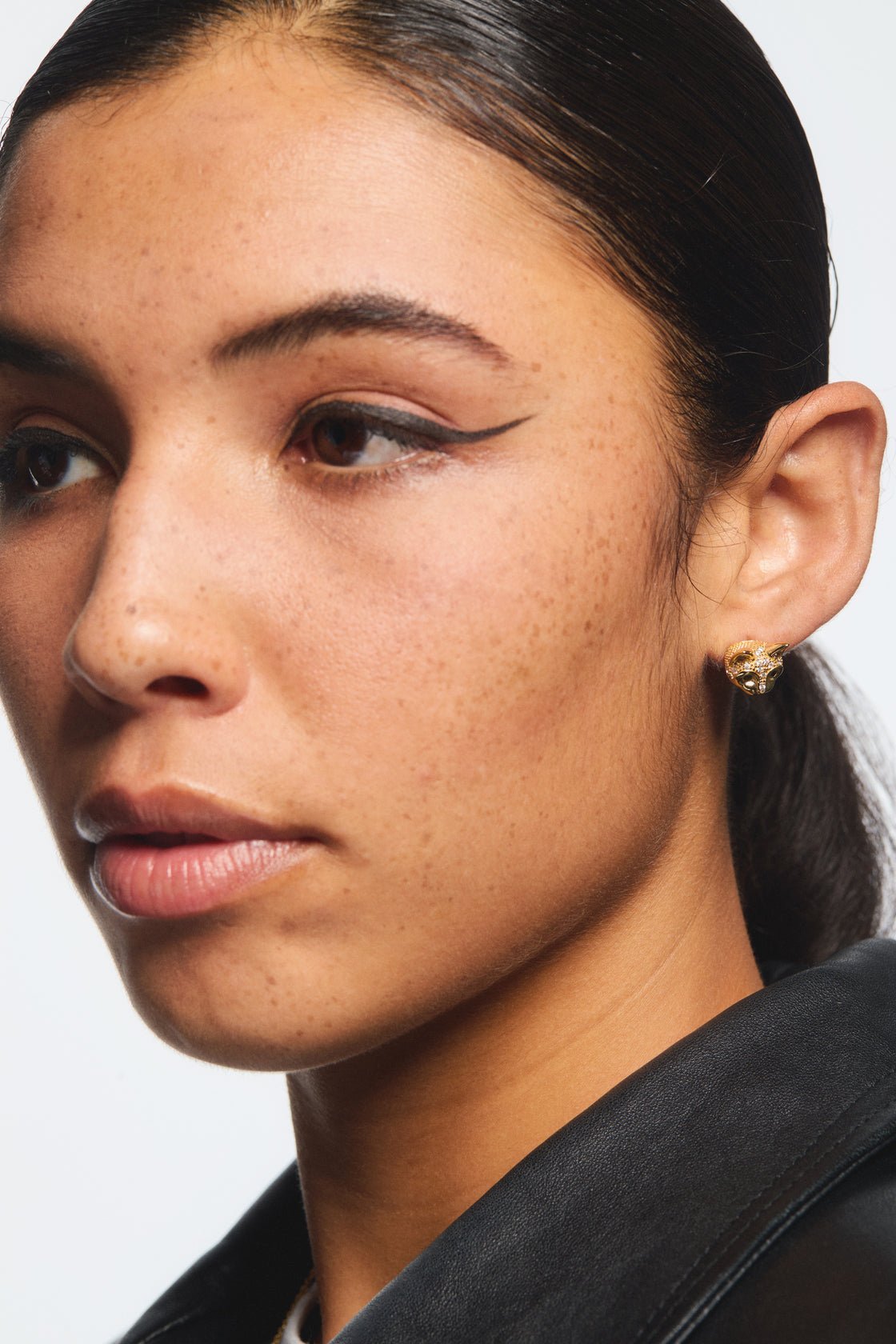 Golden cat head and crystal post earrings | AVLA1011 - Les Nereides