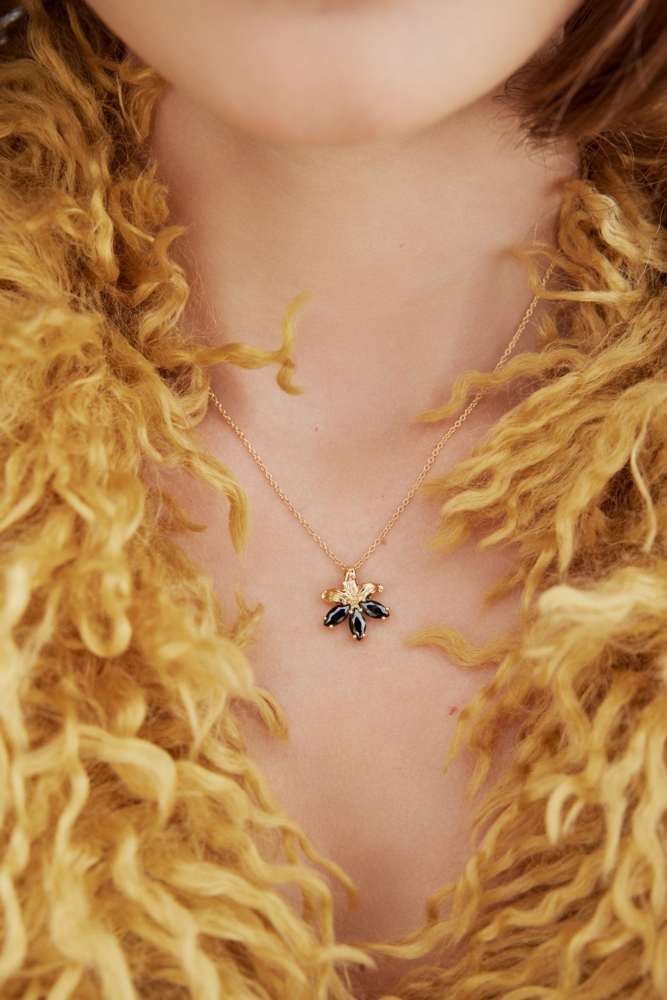 Golden Lily And Black Stone Pendant Necklace | AXNF3071 - Les Nereides