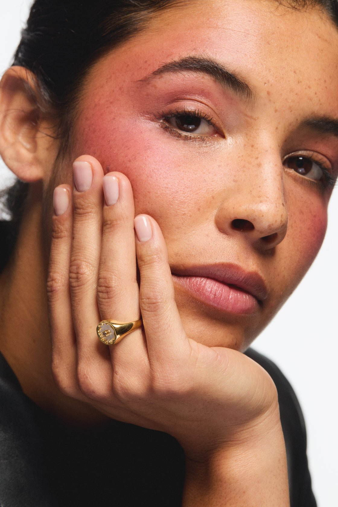 Golden ring with mother of pearl white flower | AVSE6081 - Les Nereides