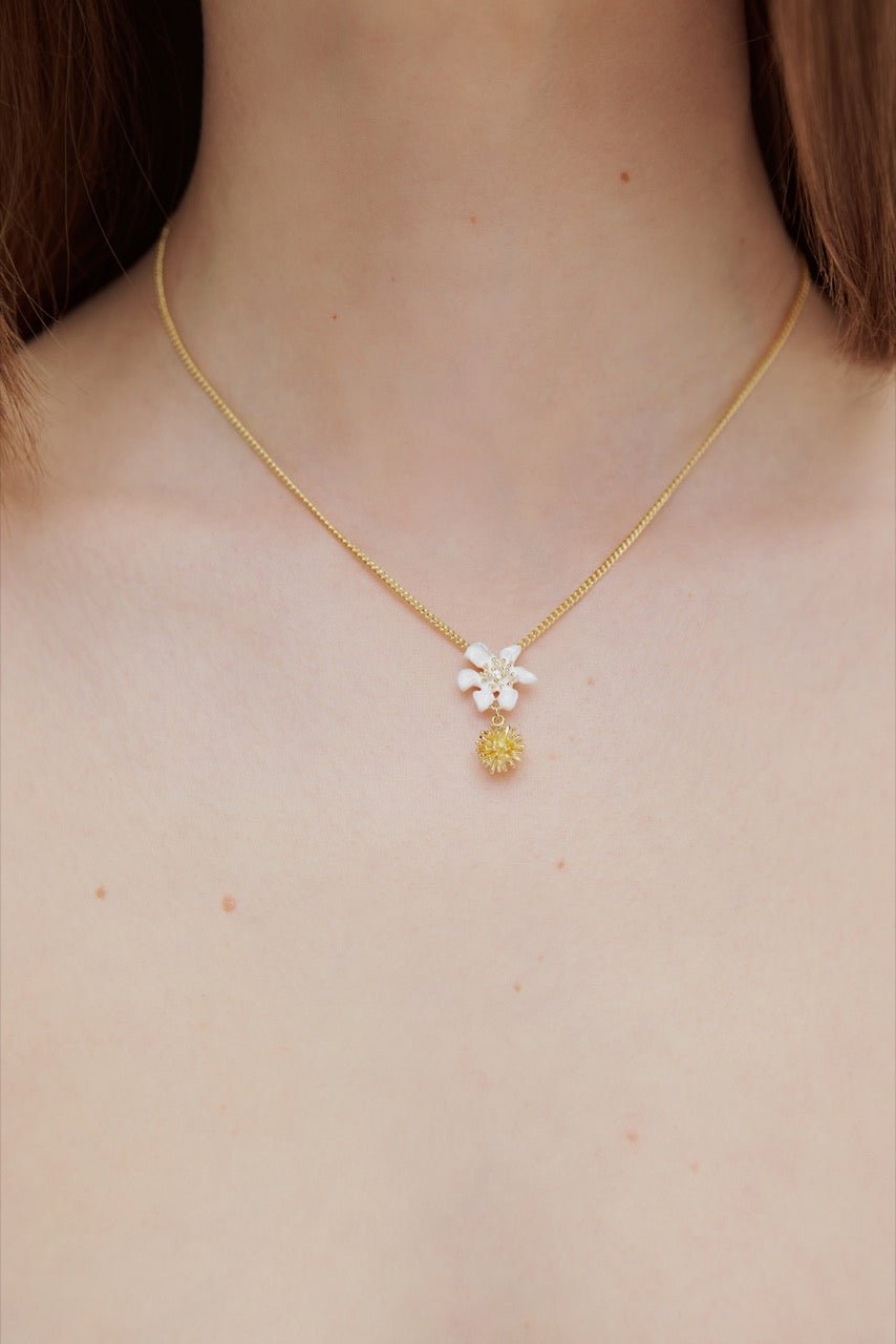 Large White Clematis And Japanese Kerria Necklace | AWNF3031 - Les Nereides