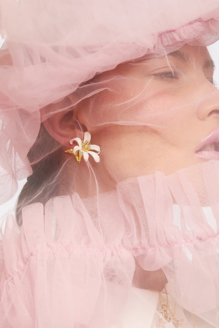 Large white lily earrings and golden leaves | AVOP1031 - Les Nereides