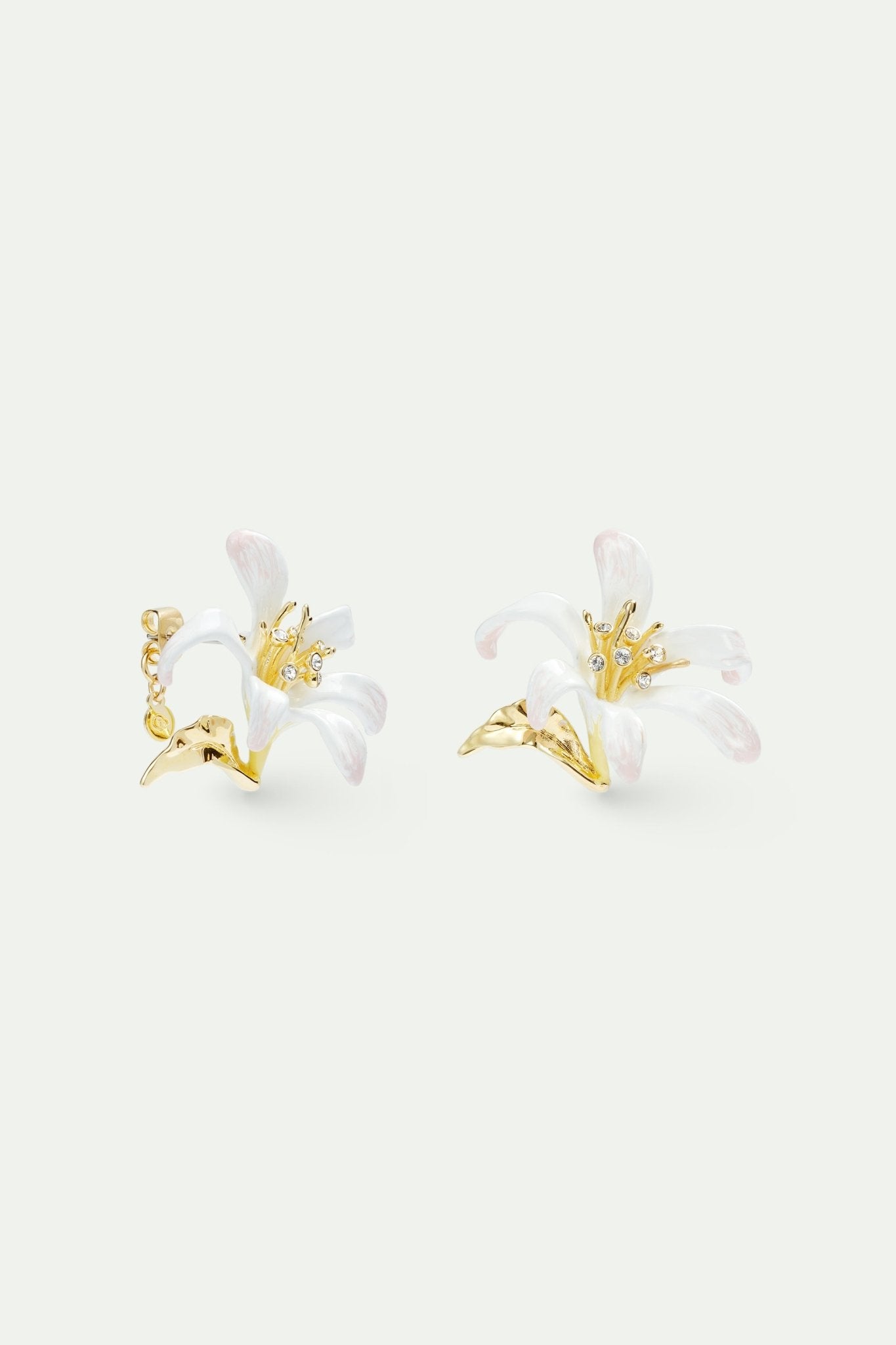 Large white lily earrings and golden leaves | AVOP1031 - Les Nereides