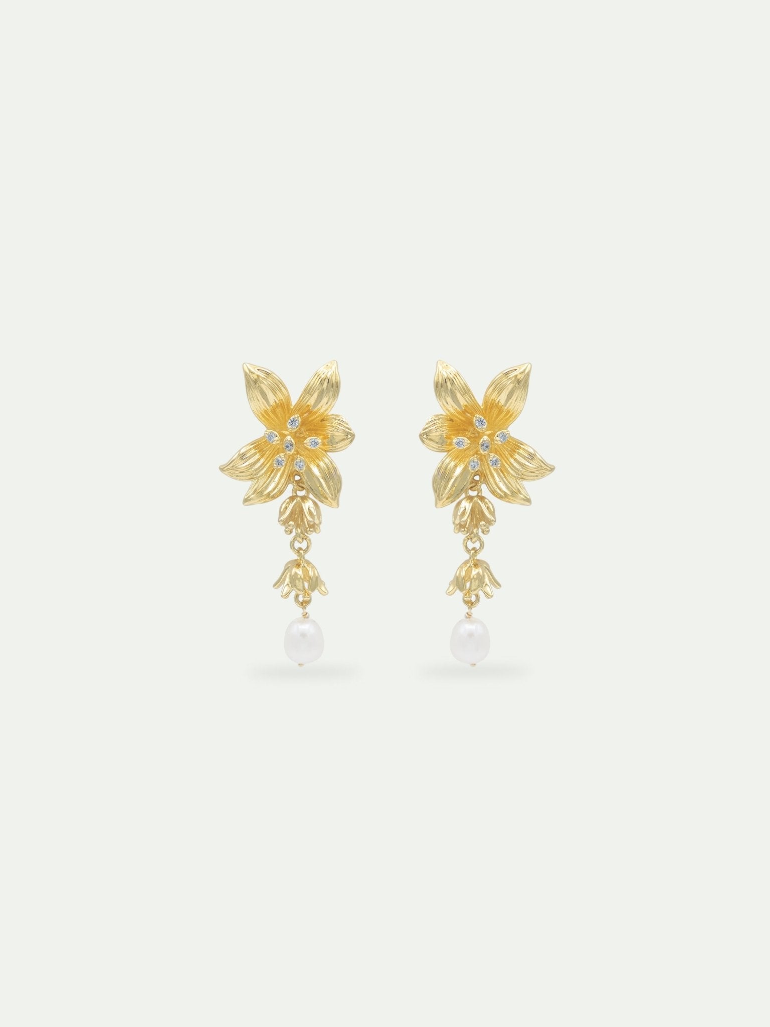 Lily flower and cultured pearl golden dangle earrings | AVVE1031 - Les Nereides