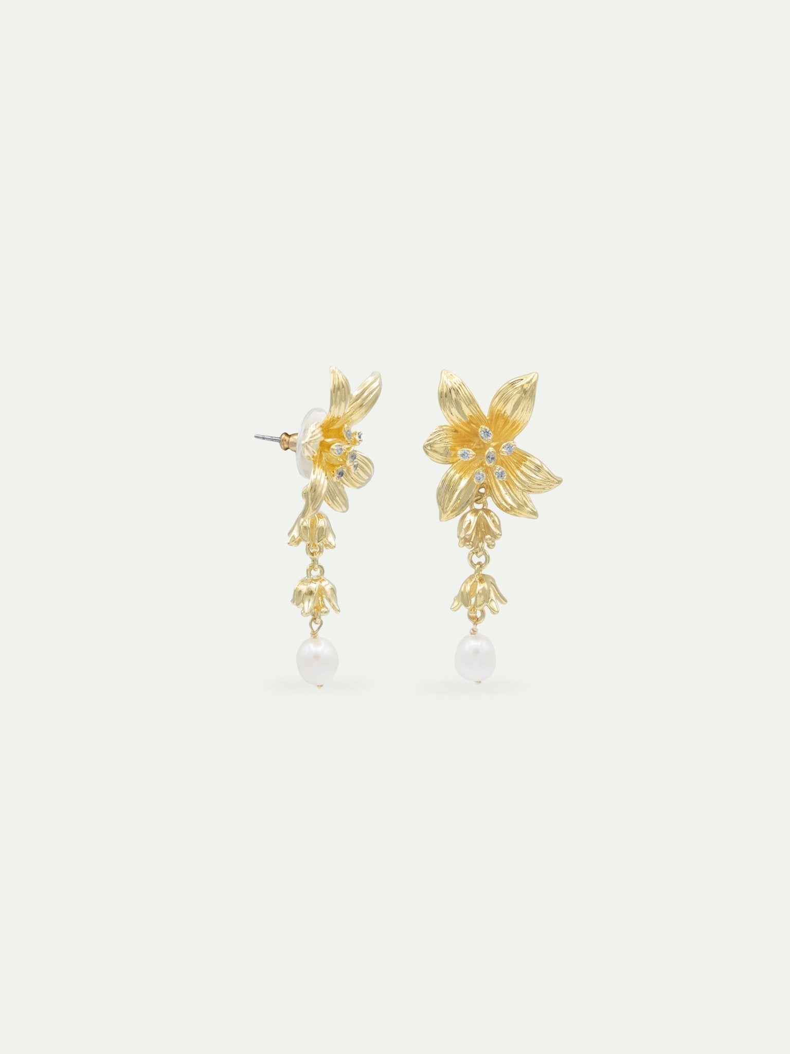 Lily flower and cultured pearl golden dangle earrings | AVVE1031 - Les Nereides