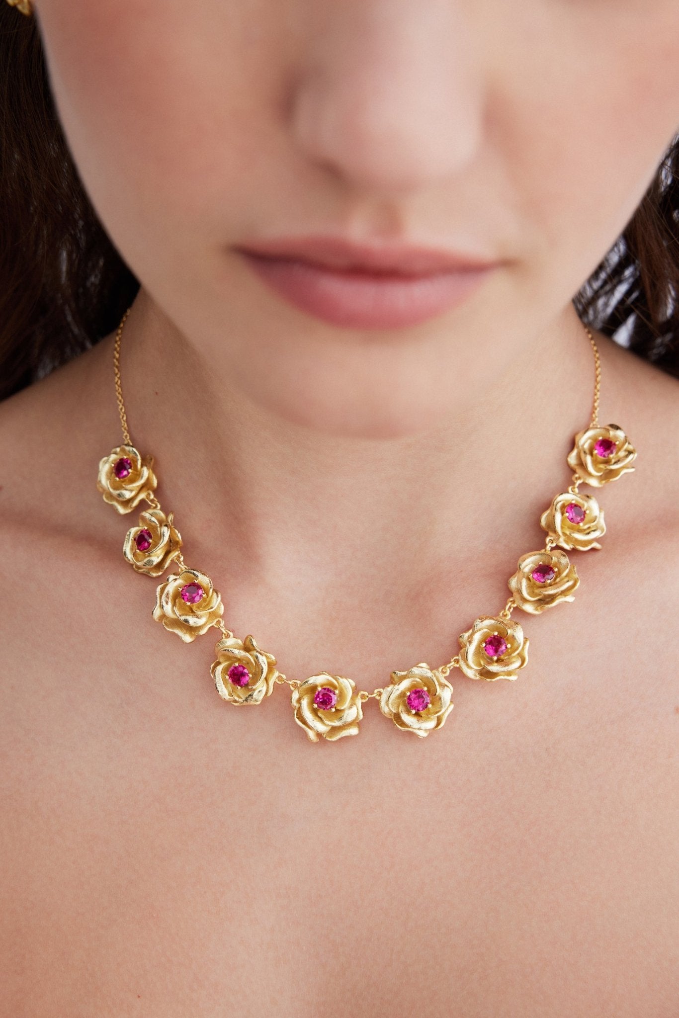 Necklace With Gold Mona Lisa Roses And Pink Stones | AXRF3011 - Les Nereides
