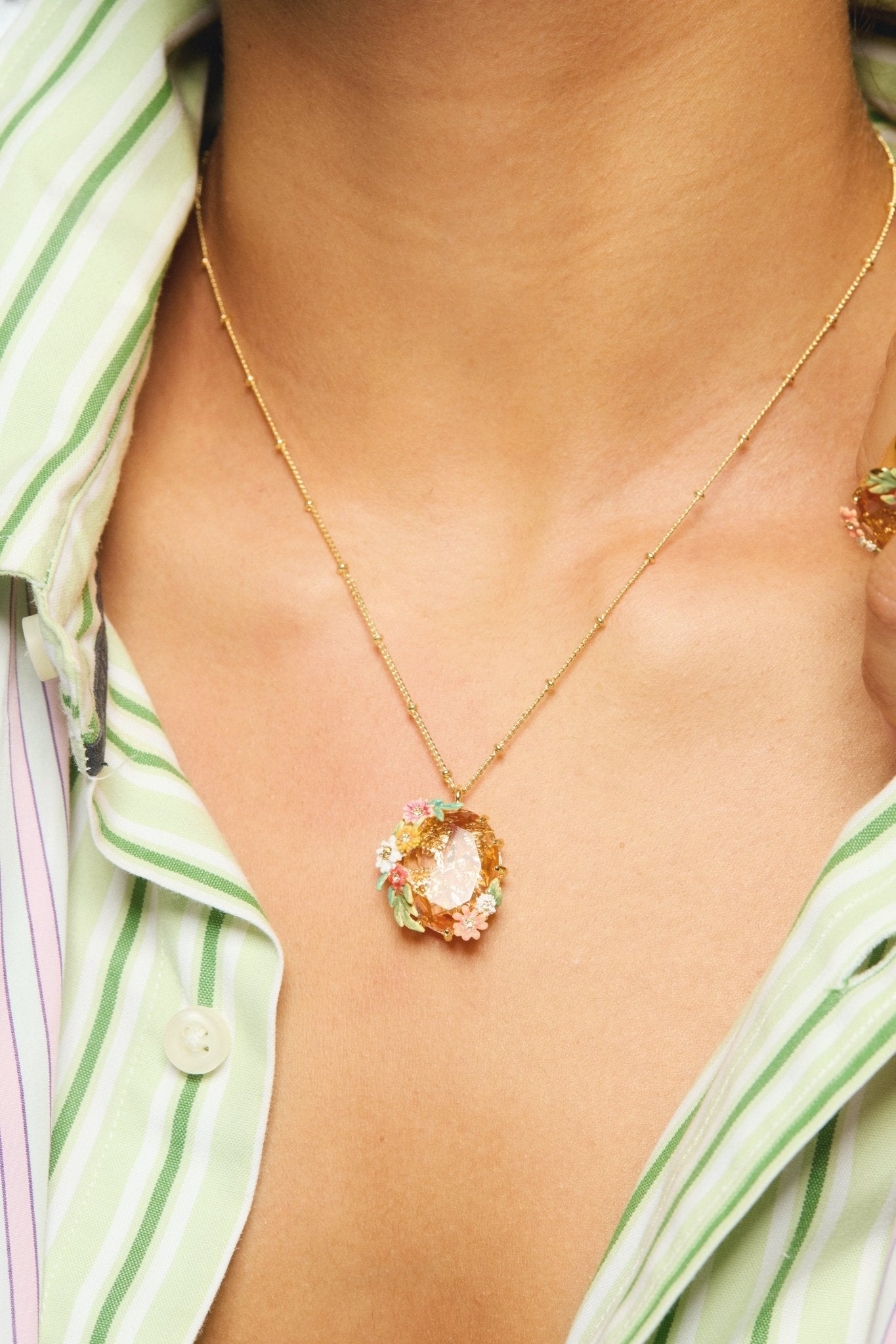 Oval pink faceted stone pendant necklace with zinnias and daisies | AVJC3041 - Les Nereides