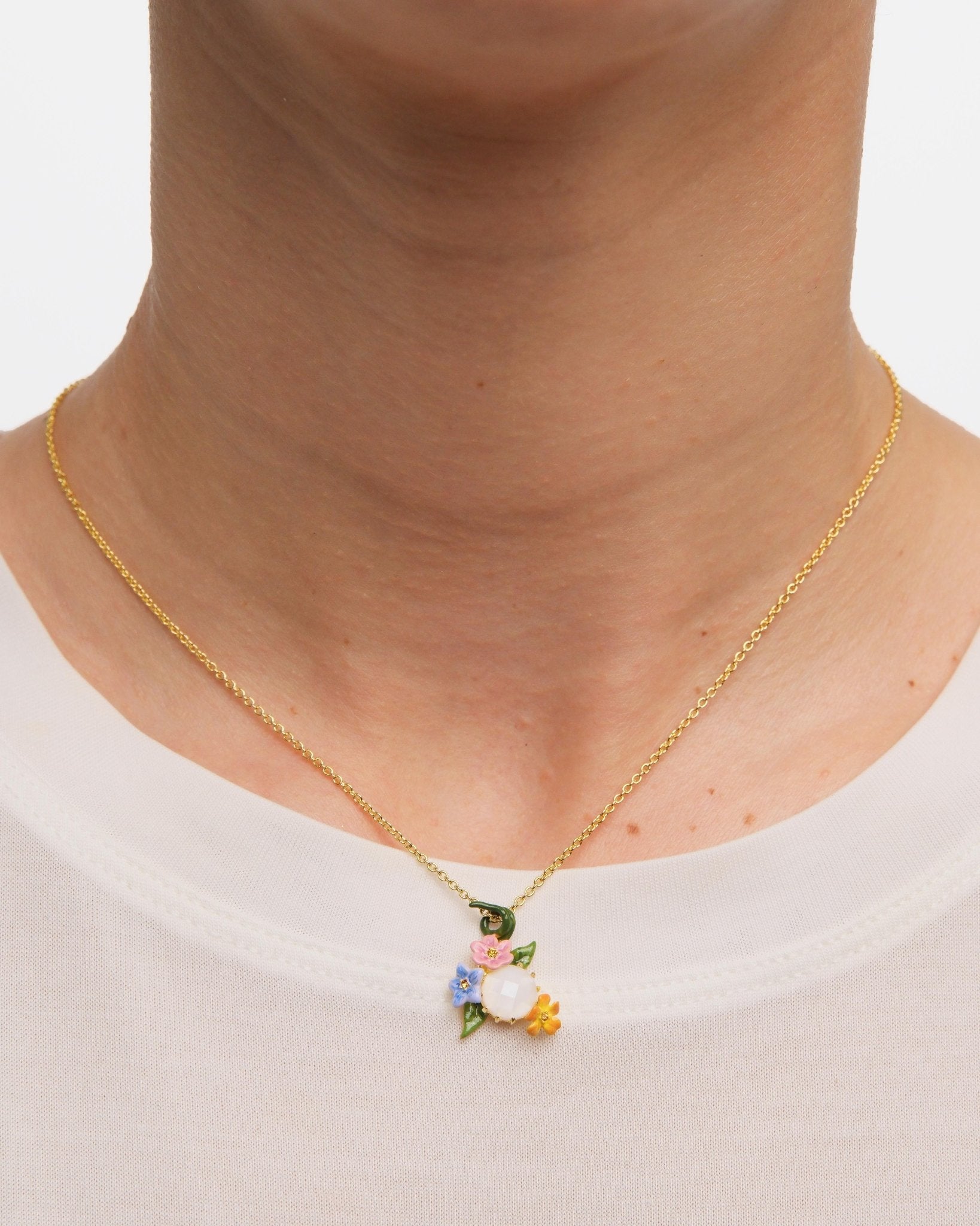 Pendant Necklace With 3 Colourful Jasmine Flowers And Faceted Stone | AUTR3031 - Les Nereides
