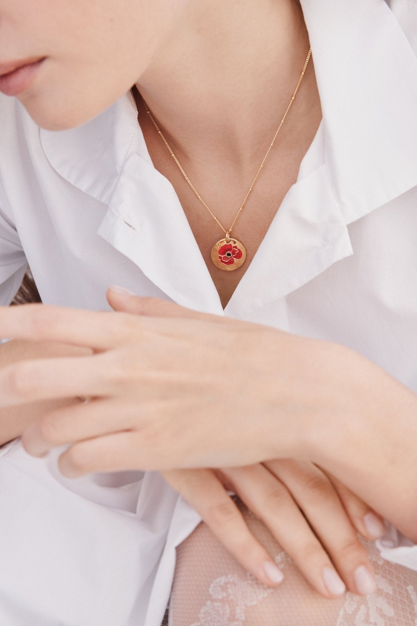 Pendant Necklace With Poppy On Gold Medallion | AXOC3011 - Les Nereides