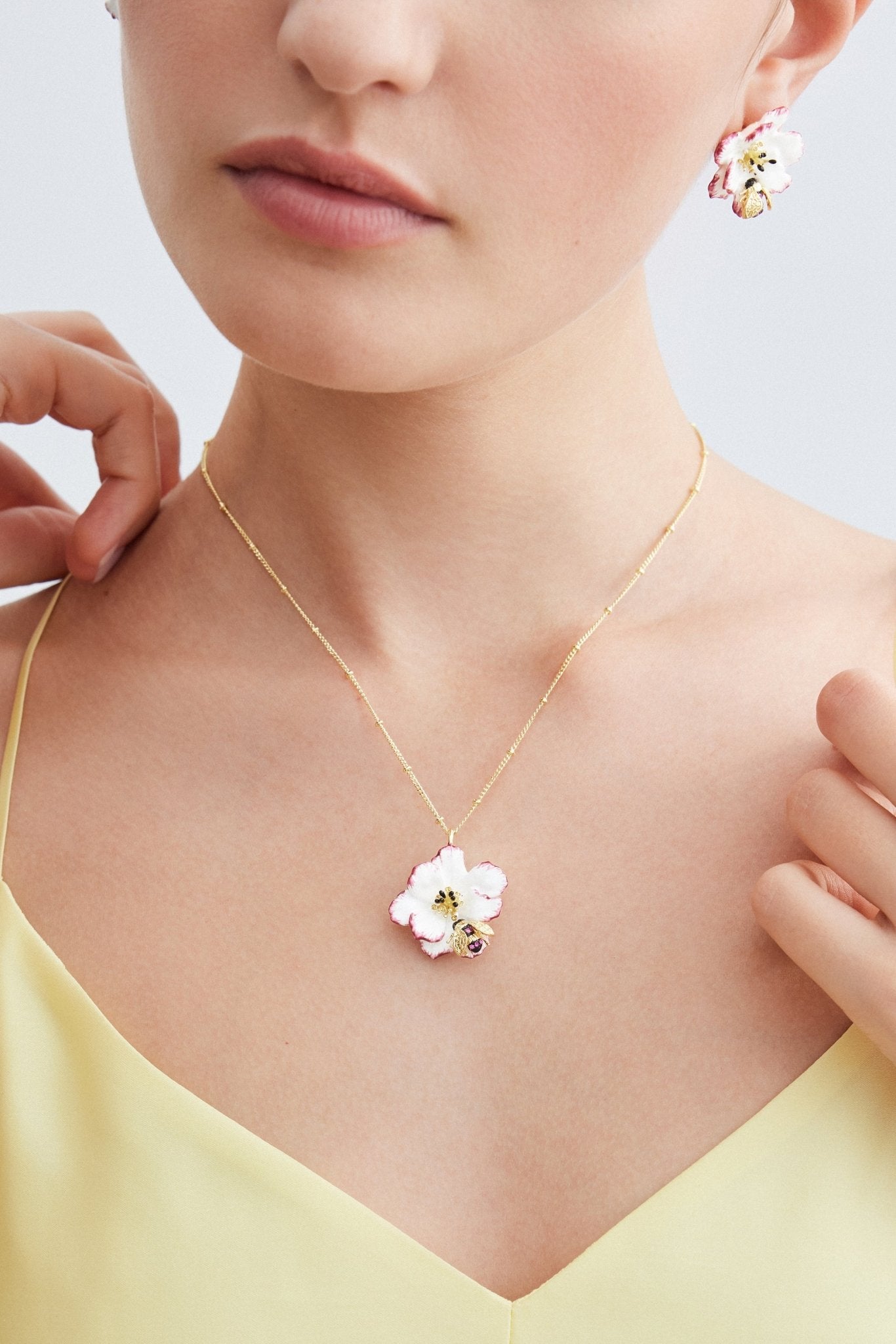 Pendant Necklace With White And Pink Cosmos Flower And Gold Bee | AXAM3011 - Les Nereides