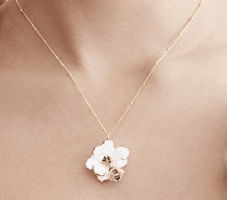 Pendant Necklace With White And Pink Cosmos Flower And Gold Bee | AXAM3011 - Les Nereides