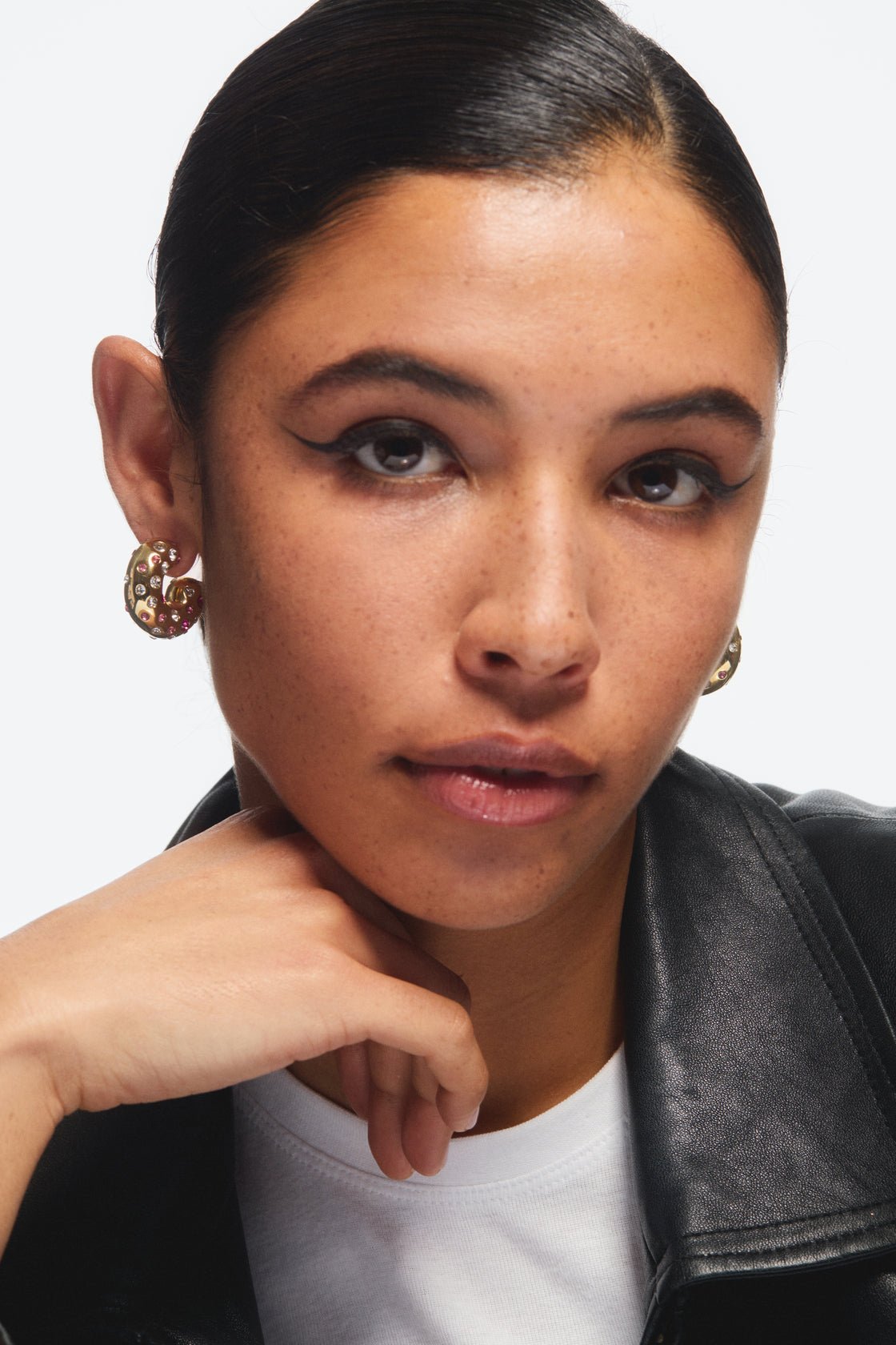 Pink and white crystal golden hoop earrings | AVLA1031 - Les Nereides