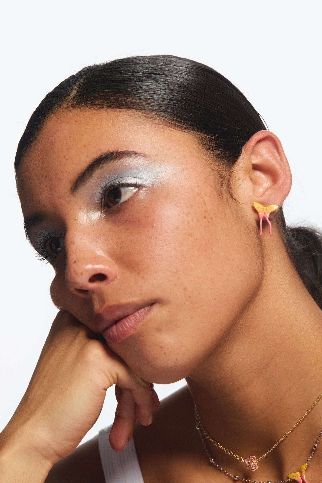 Pink magnolia flower and pink and yellow butterfly asymmetrical earrings | AVFA1041 - Les Nereides