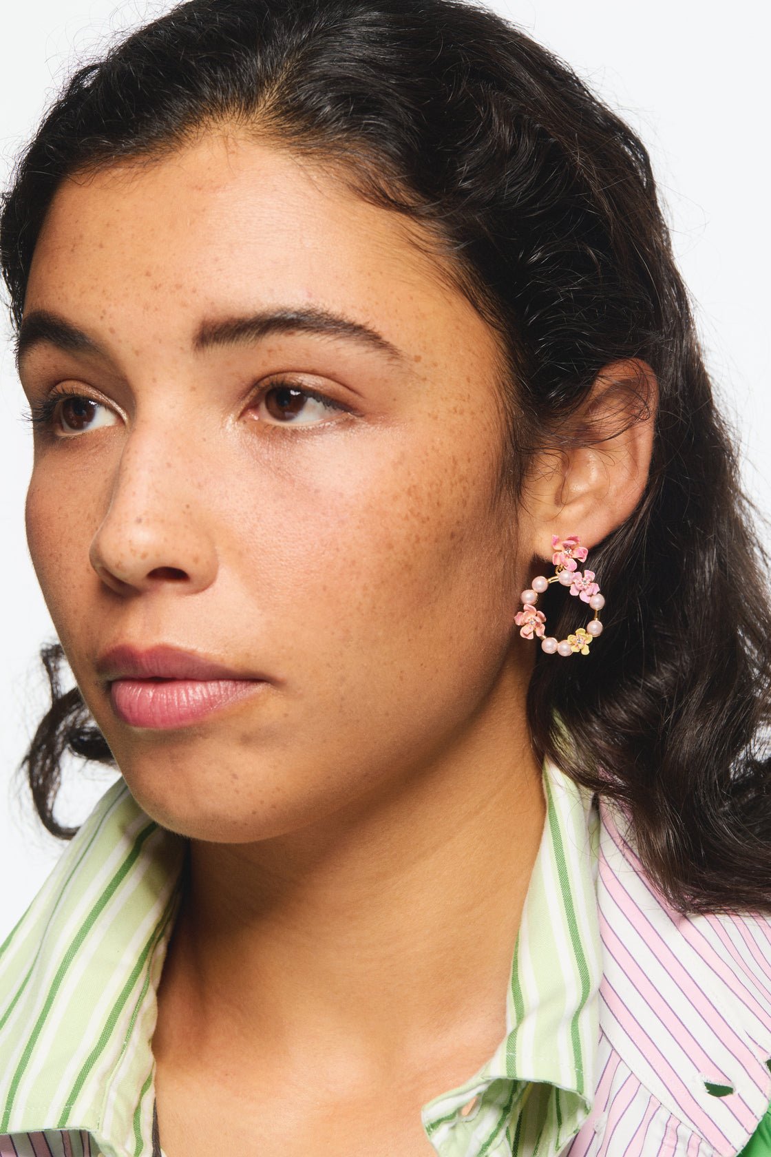 Pink magnolia flowers and white artificial pearl hoop earrings | AVFA1051 - Les Nereides