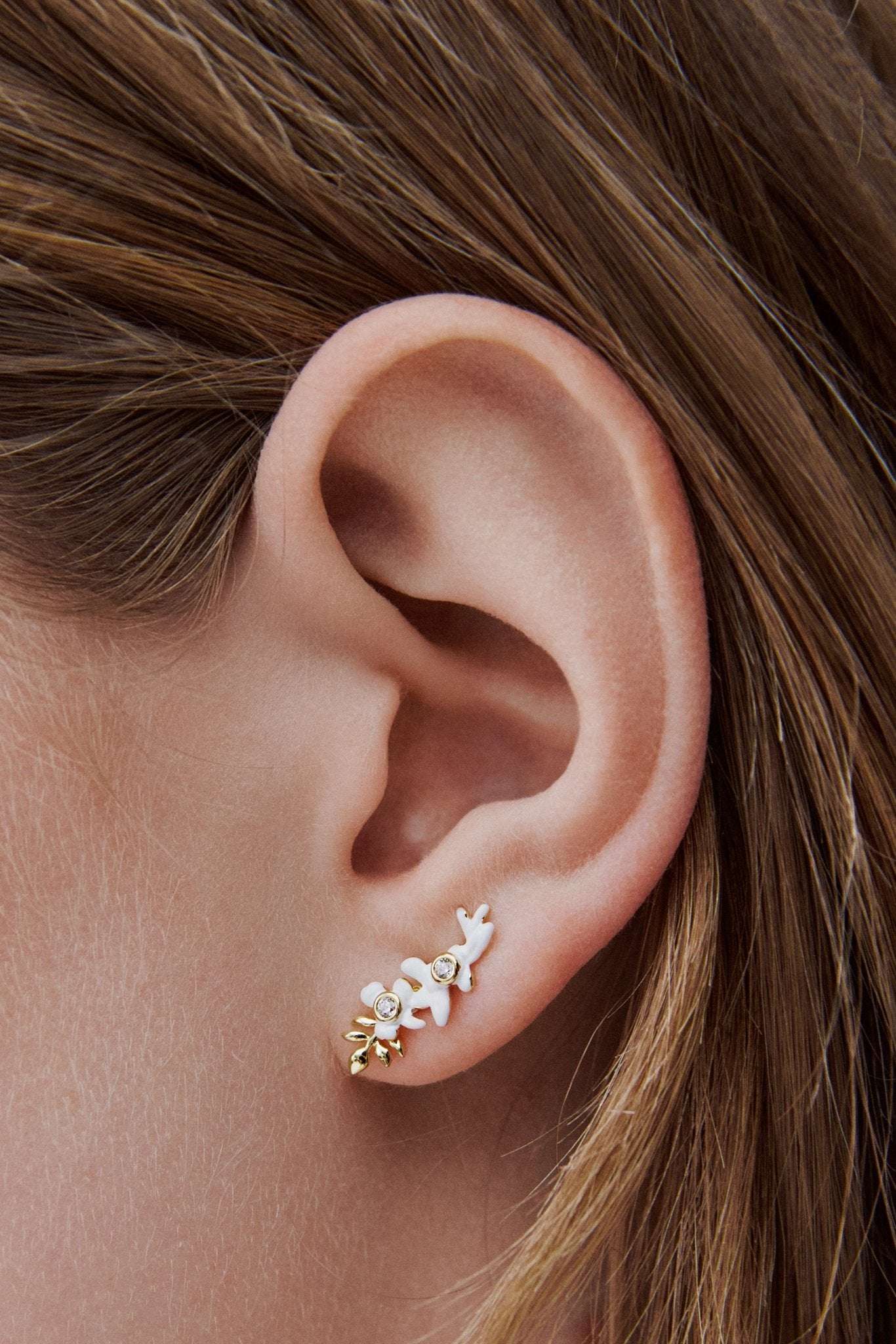 Post Earrings With Golden Laurel, White Wisteria And Cultured Pearl | AWNF1051 - Les Nereides