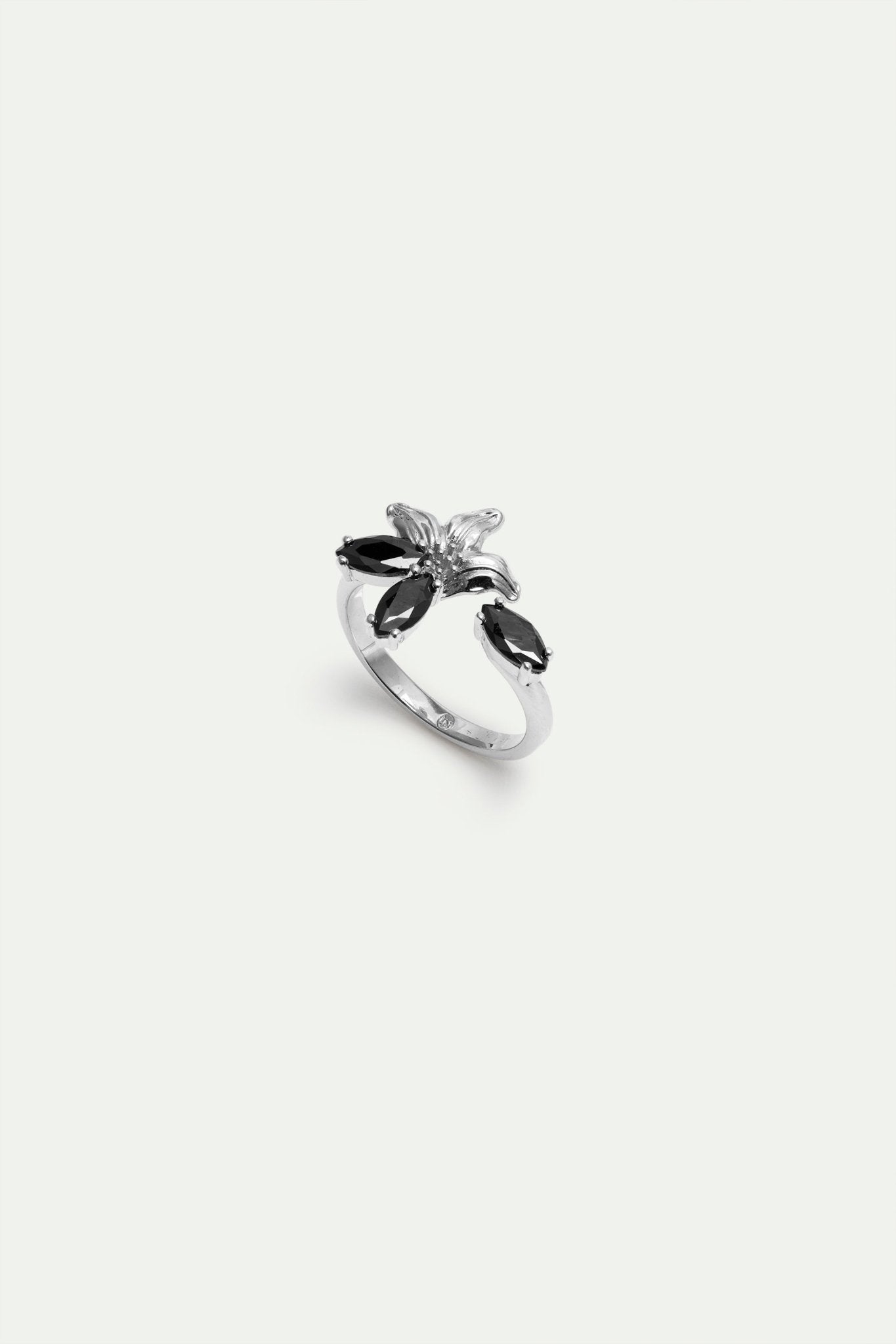 Silver Lily And Black Stone Adjustable Ring | AXNF6081 - Les Nereides