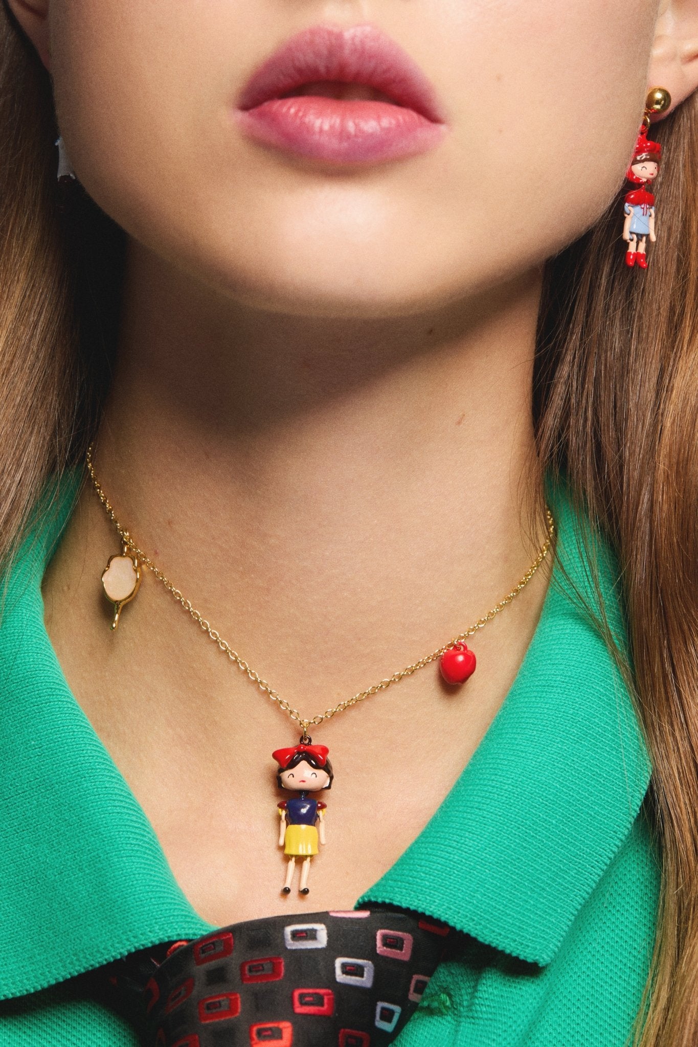 Snow White, apple and mirror pendant necklace | AVPO3031 - Les Nereides