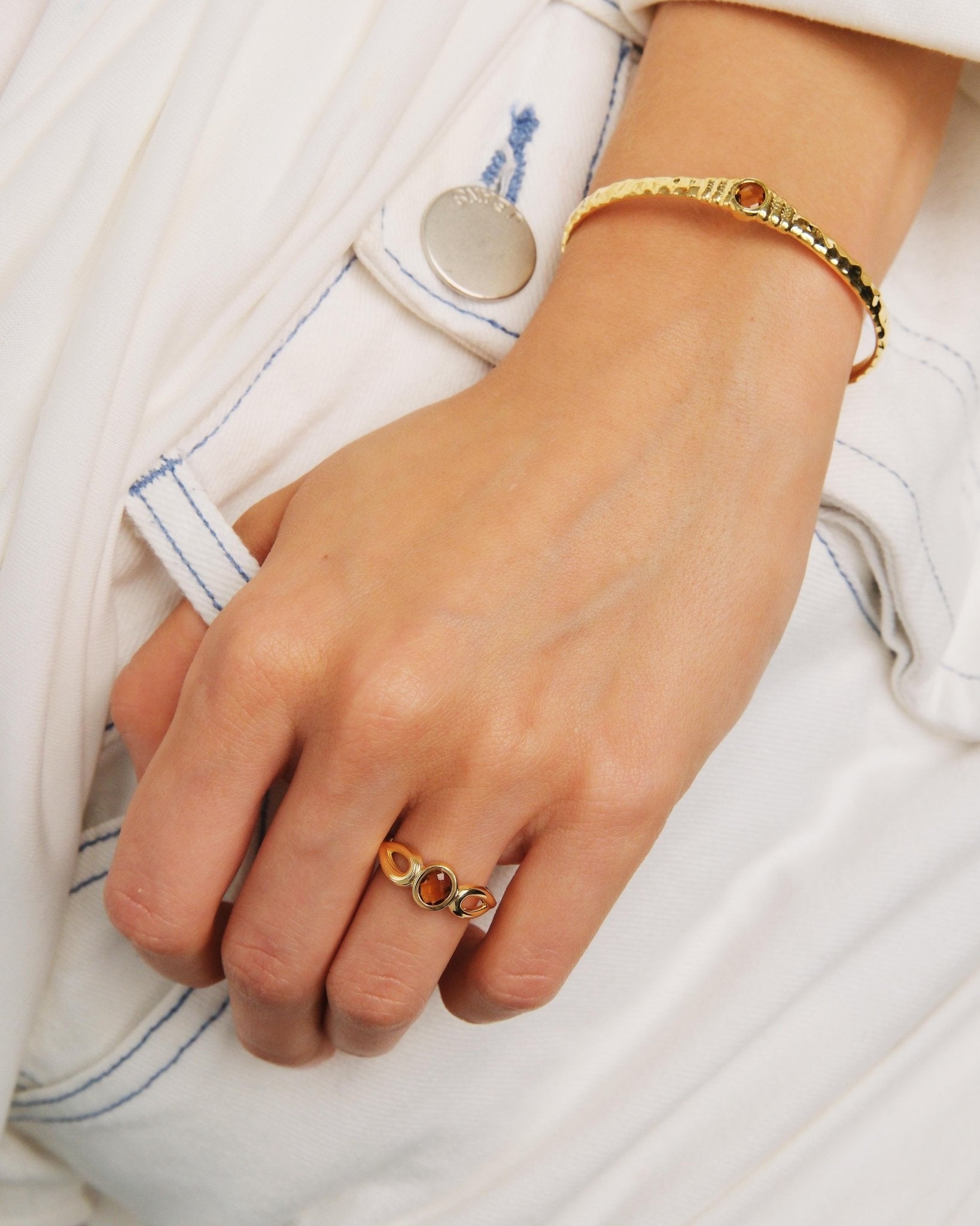 Thin Gold Ring, Striated Texture And Faceted Crystal | AUNB6011 - Les Nereides