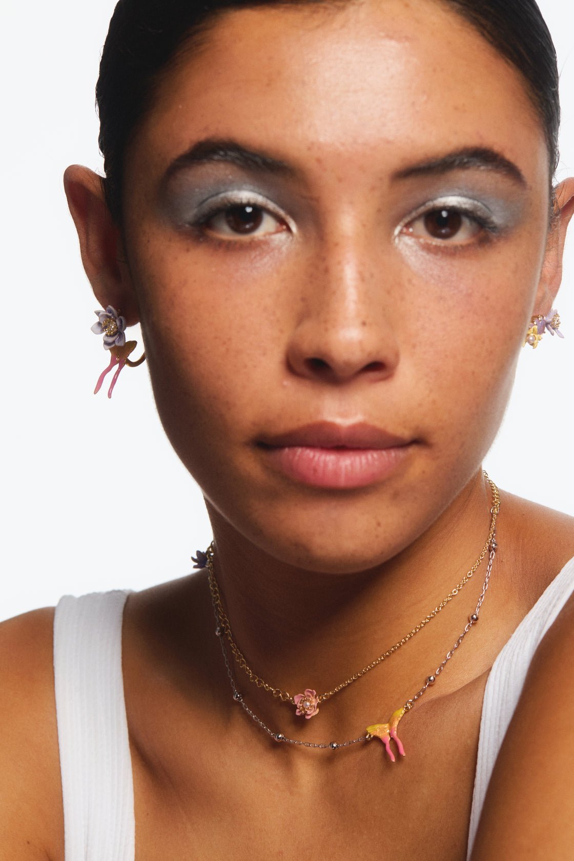 Two - tone chain, magnolia flower and butterfly necklace | AVFA3021 - Les Nereides