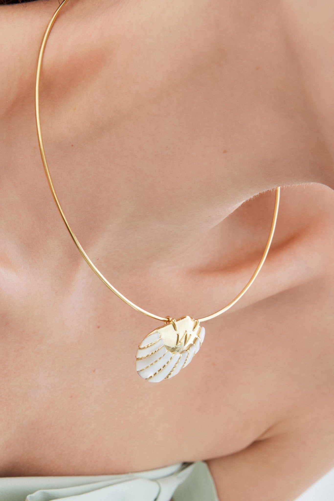 White And Gold Shell Necklace | AXMO3021 - Les Nereides