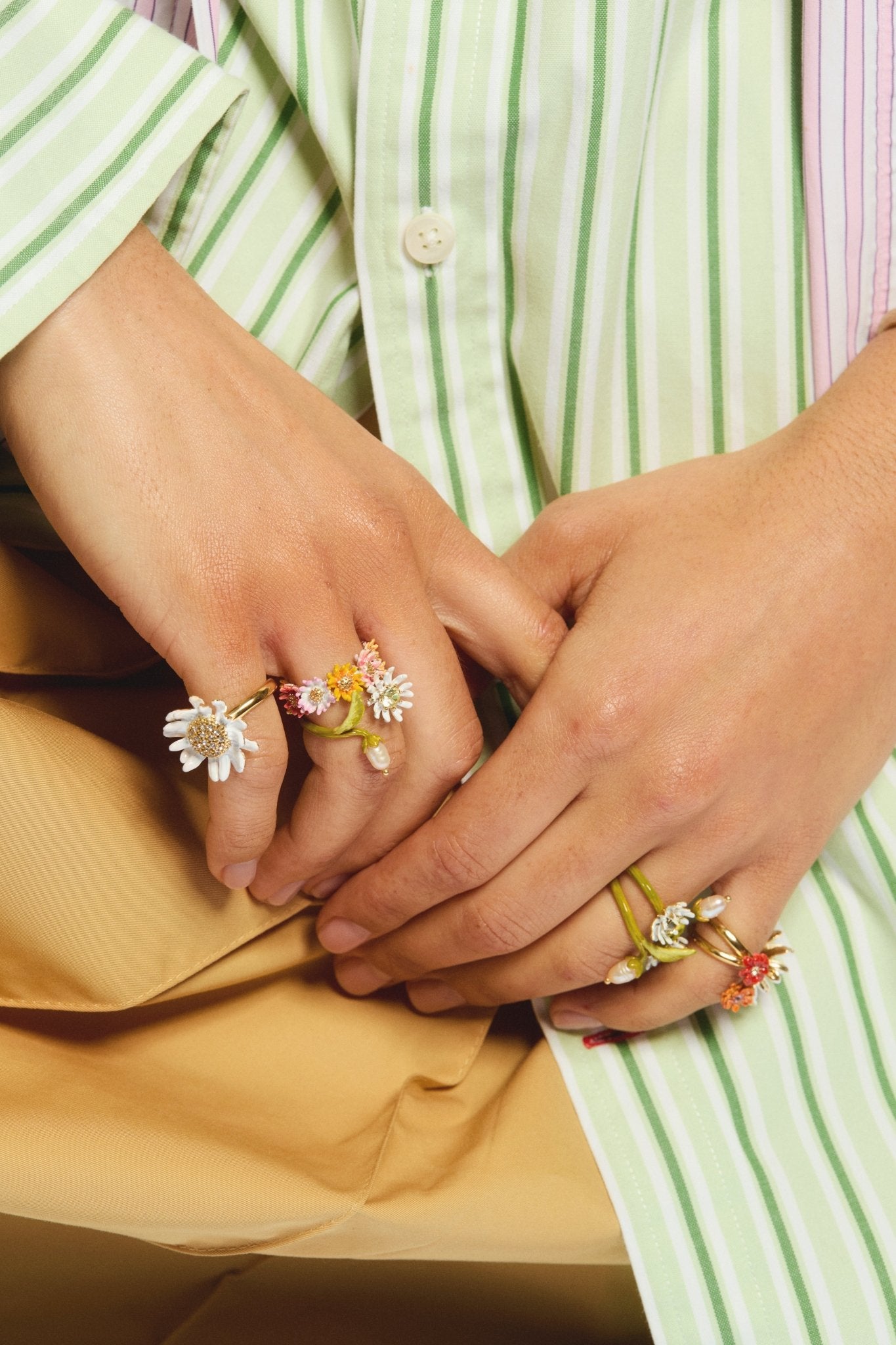 White and green daisy, mother of pearl bead adjustable ring | AVFR6031 - Les Nereides
