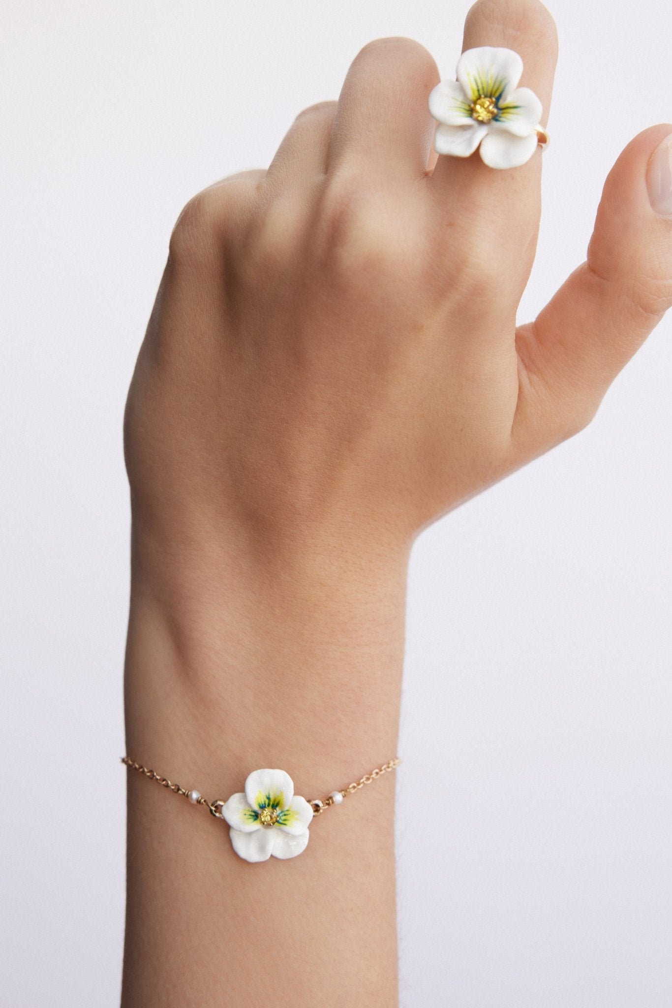 White Pansy And Cut Crystal Bracelet | AXMP2041 - Les Nereides