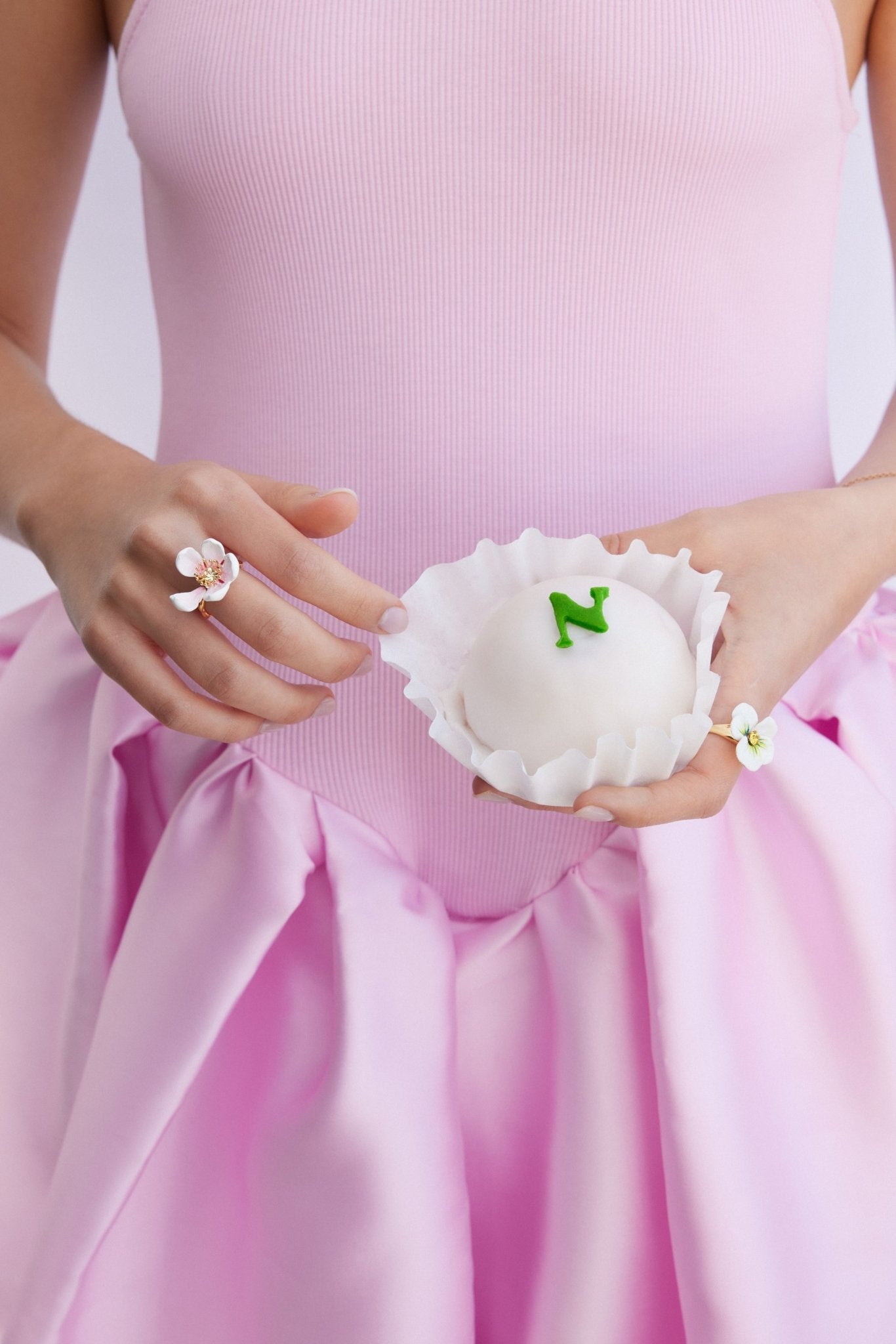 White Pansy And Cut Crystal Bracelet | AXMP2041 - Les Nereides