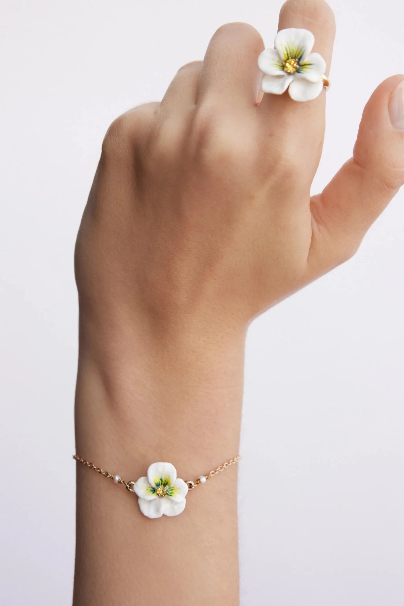 White Pansy And Cut Crystal Cocktail Ring | AXMP6031 - Les Nereides