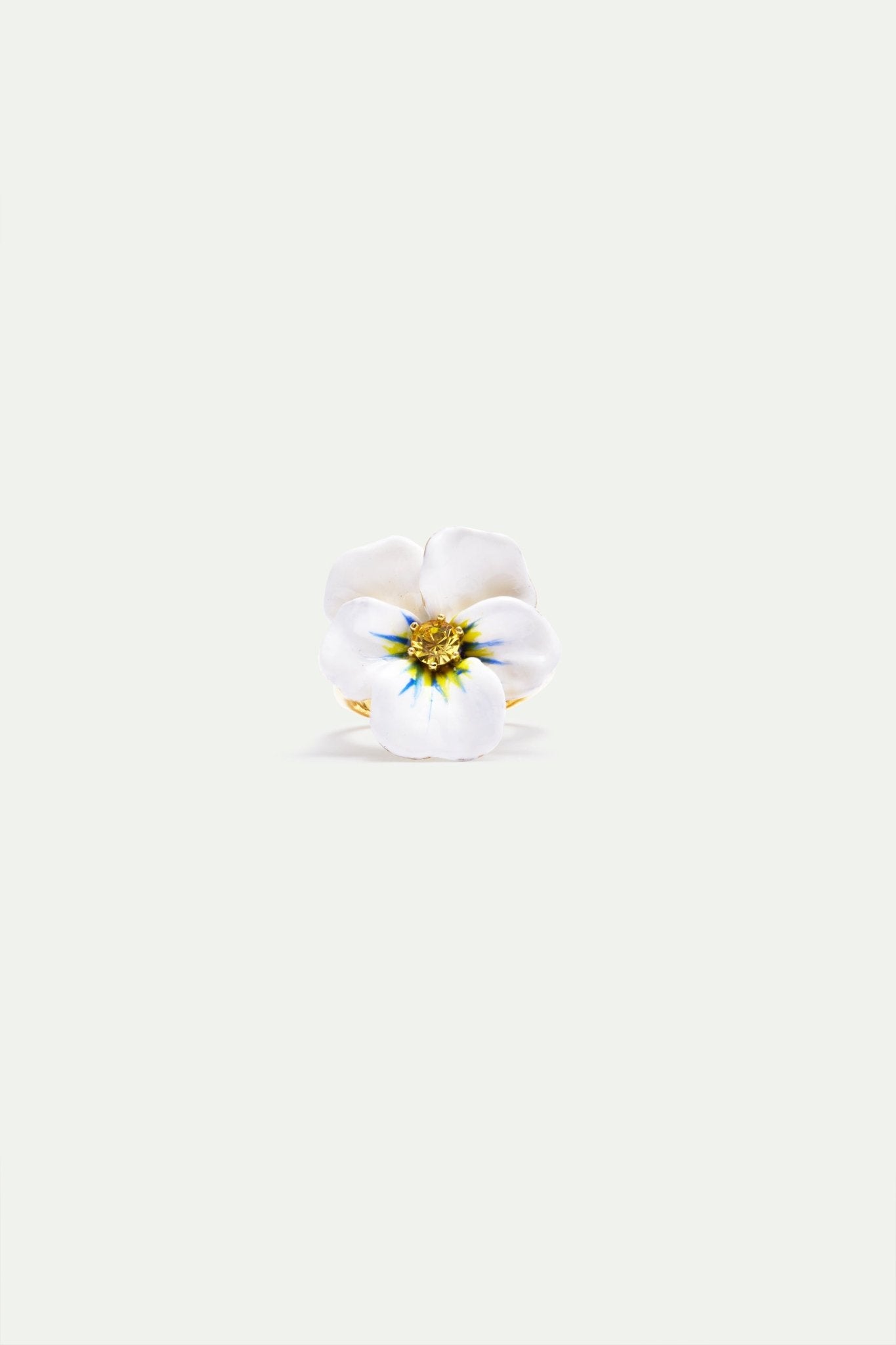 White Pansy And Cut Crystal Cocktail Ring | AXMP6031 - Les Nereides