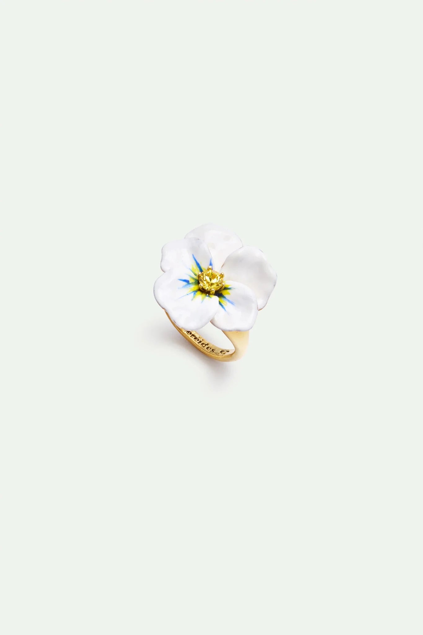 White Pansy And Cut Crystal Cocktail Ring | AXMP6031 - Les Nereides
