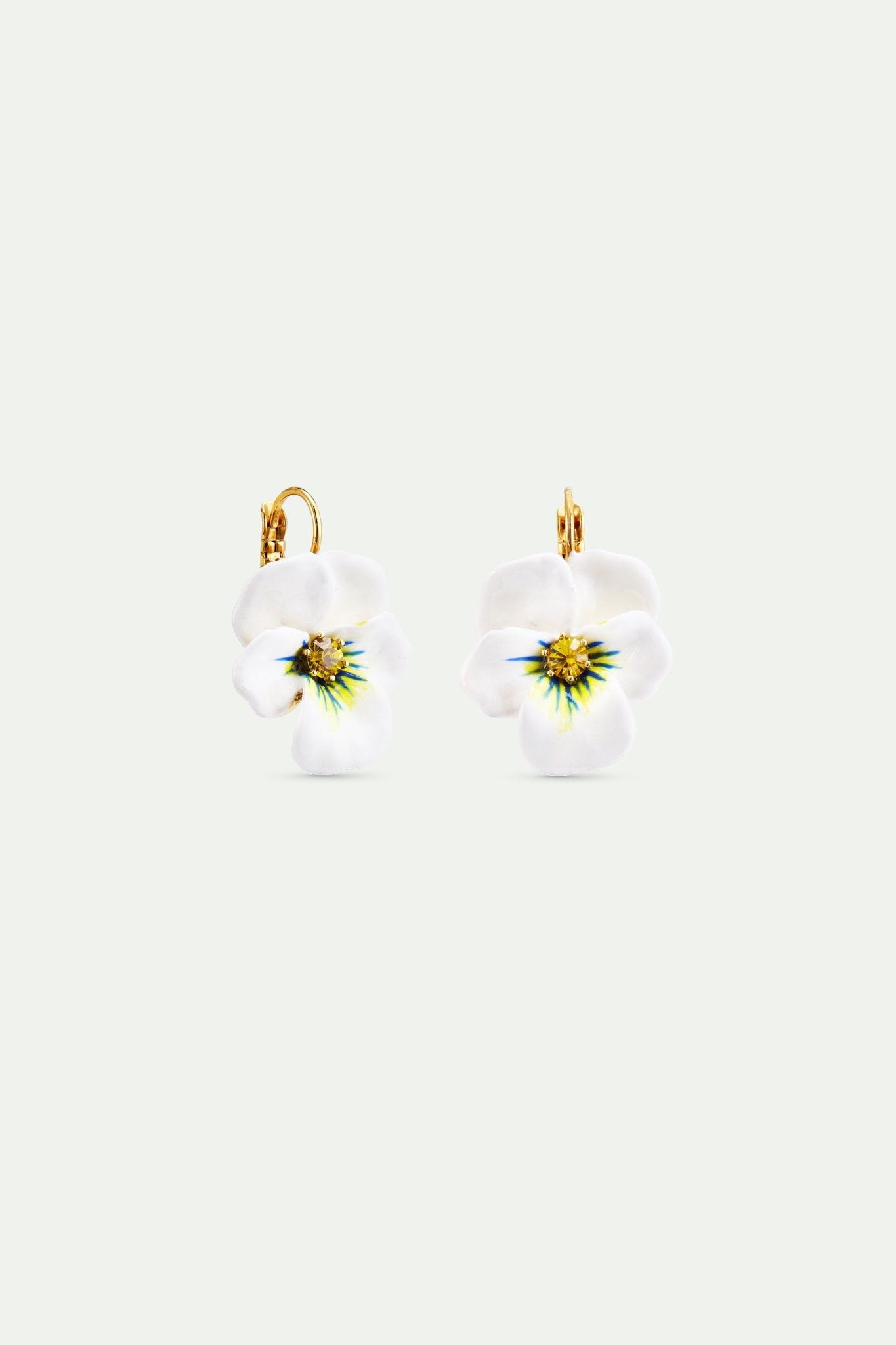 White Pansy And Cut Crystal Earrings | AXMP1031 - Les Nereides