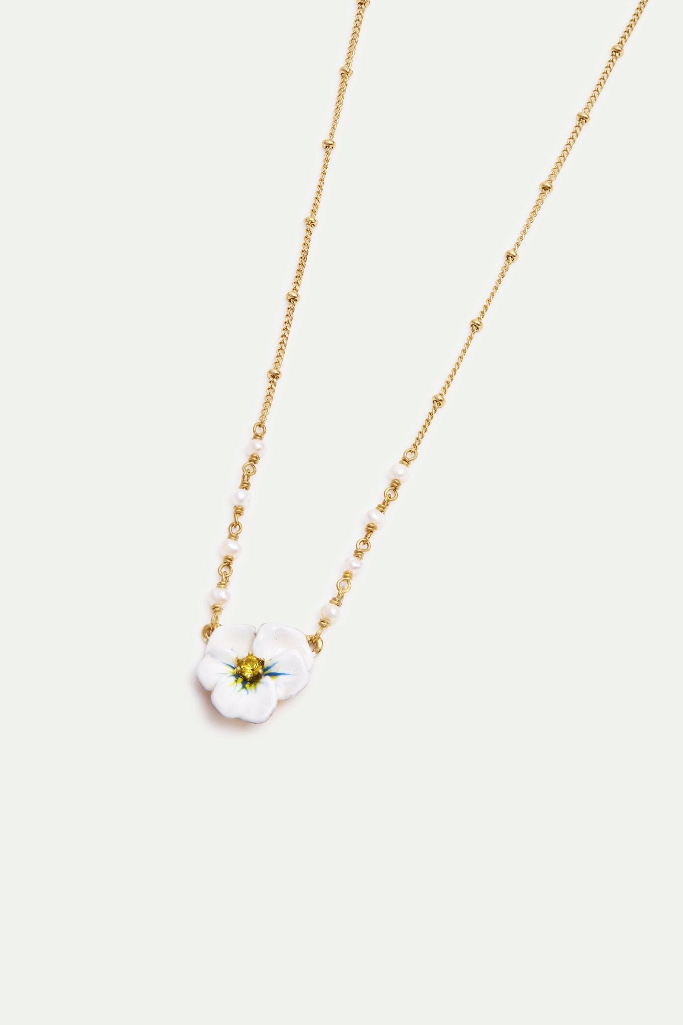 White Pansy And Cut Crystal Necklace | AXMP3081 - Les Nereides