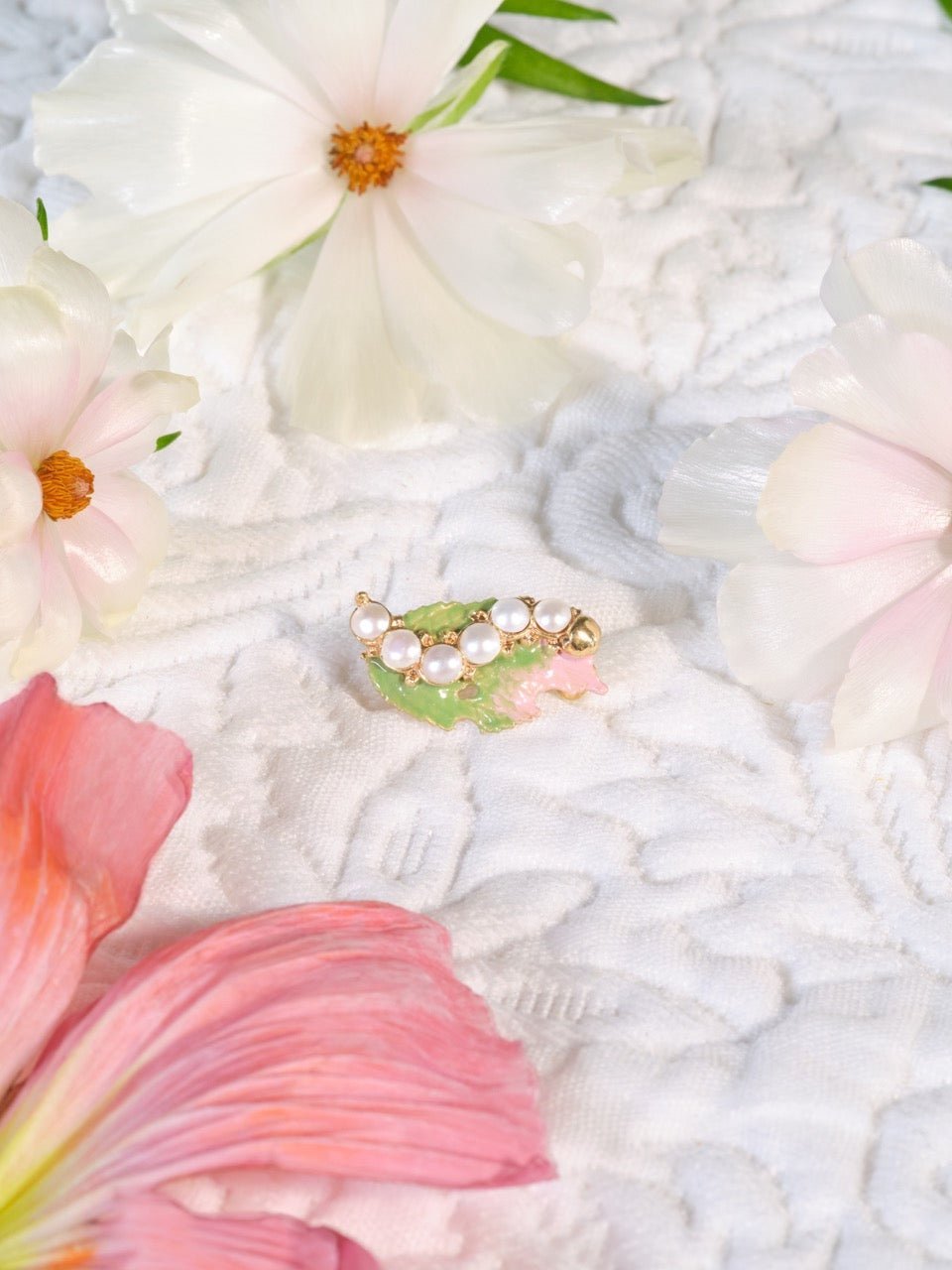 Cultured pearl and rosebush leaf brooch | ASRF5021 - Les Nereides