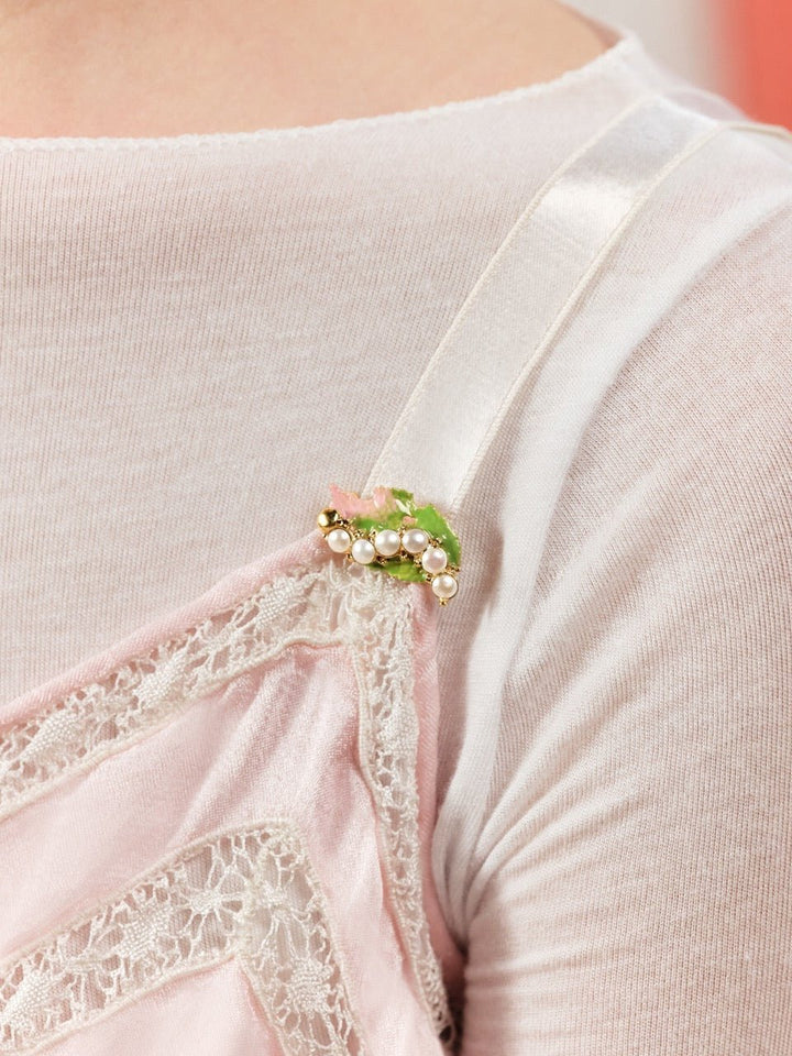 Cultured pearl and rosebush leaf brooch | ASRF5021 - Les Nereides