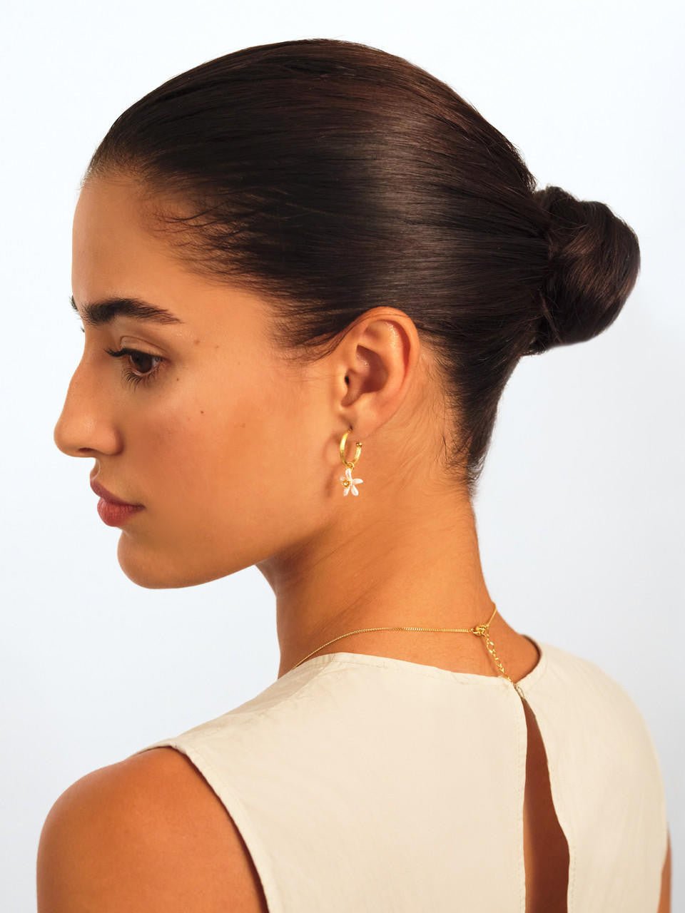Lemon And Lemon White Blossom Hoop Earrings | APMI1051 - Les Nereides