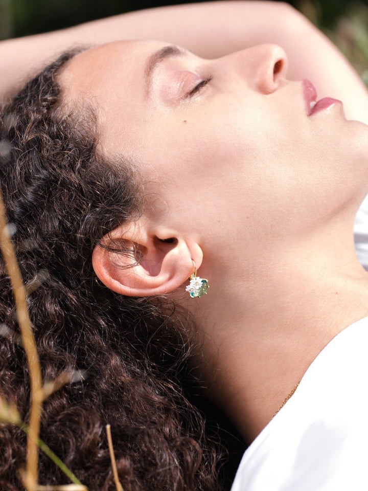 Parterre de marguerites sleeper earrings | Asim101 - Les Nereides