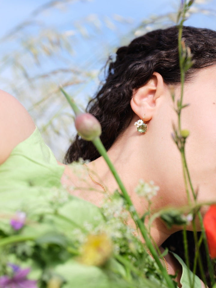 Parterre de marguerites sleeper earrings | Asim101 - Les Nereides