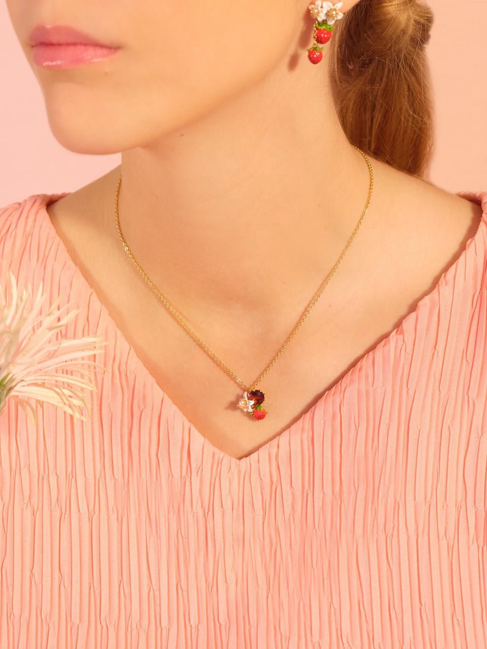 Raspberry And Flower Pendant Necklace | APVE3051 - Les Nereides